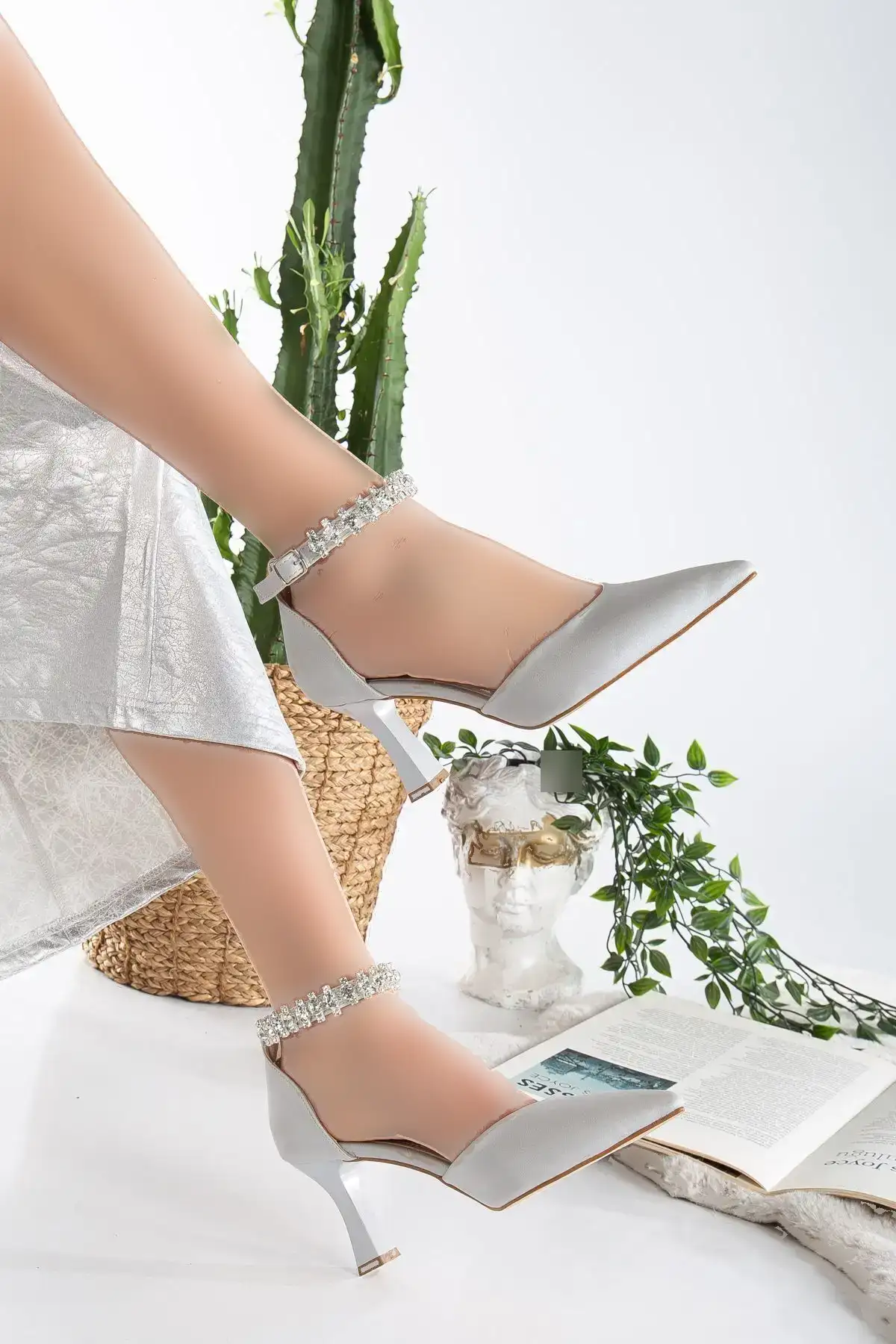 کفش زنانه پاشنه دار جنس ساتن با سنگ - 463 کفش زنانه پاشنه دار جنس ساتن با سنگ - 463