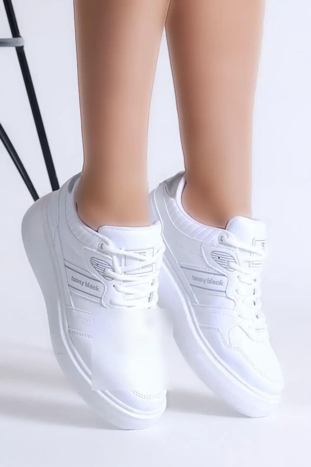 کفش کتانی زنانه سفید سفید مشکی زیره نواری تاپ بند دار - 359 کفش کتانی زنانه سفید سفید مشکی زیره نواری تاپ بند دار - 359