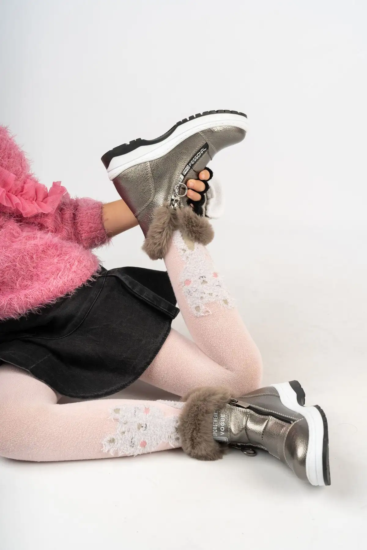 چکمههای سبک و بدون لغزش کفی دخترانه با پوست پلاتینیوم - 211 چکمههای سبک و بدون لغزش کفی دخترانه با پوست پلاتینیوم - 211