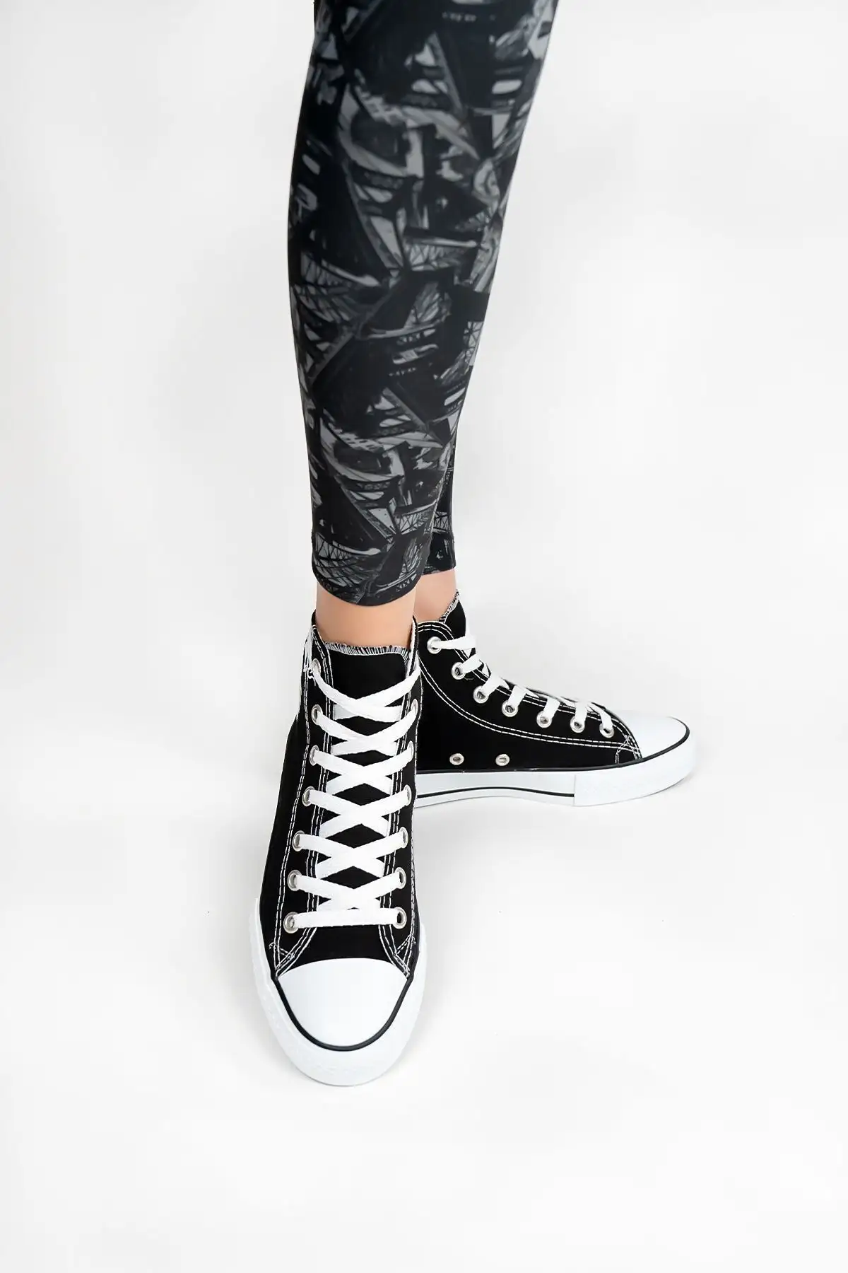 مدل کفش کتانی بلند اژدها چاپ سیاه و سفید - 34 مدل کفش کتانی بلند اژدها چاپ سیاه و سفید - 34