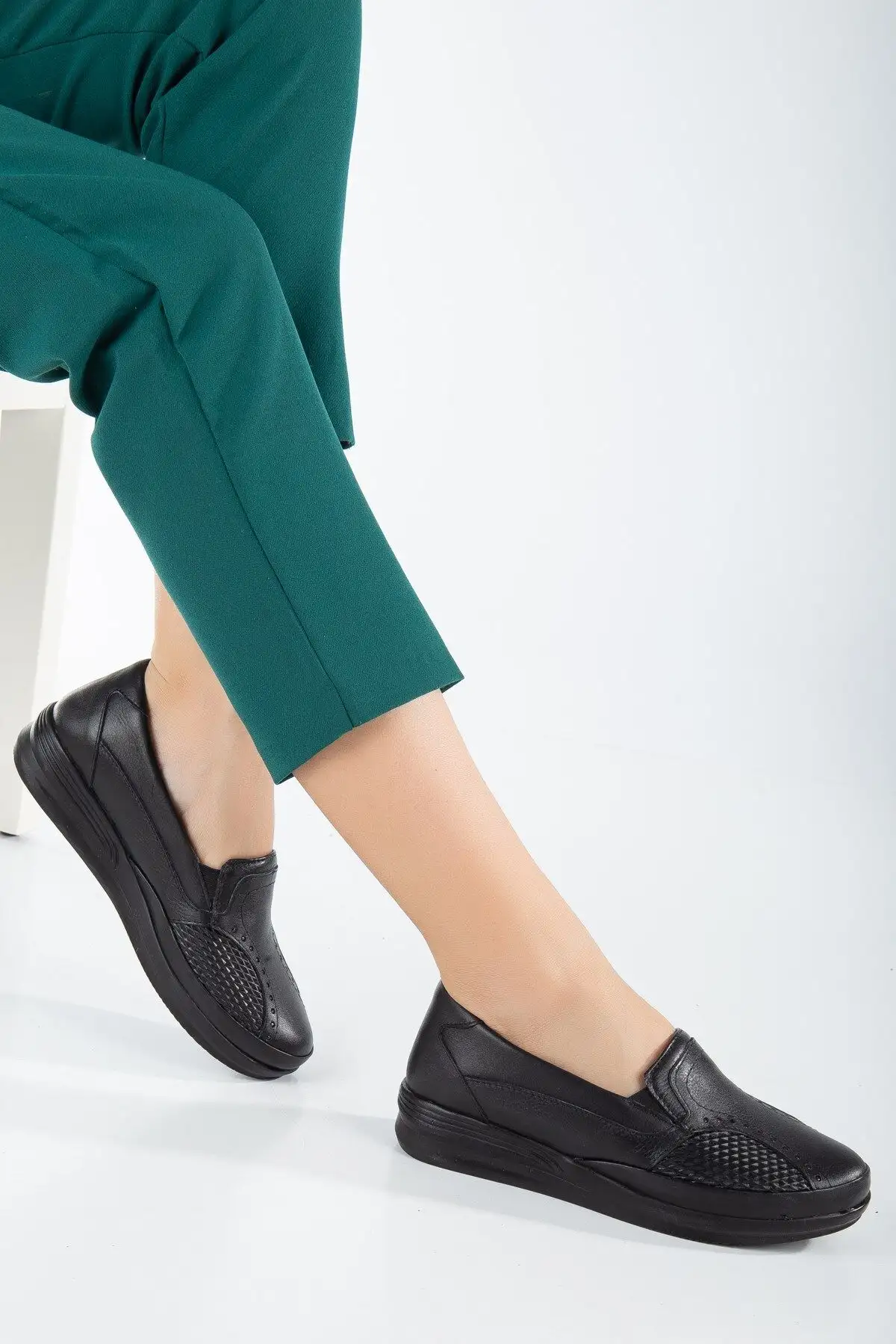 کفش مادر راحت بدون پاشنه دوزی شده چرم اصل زنانه Cd02 - 1224 کفش مادر راحت بدون پاشنه دوزی شده چرم اصل زنانه Cd02 - 1224