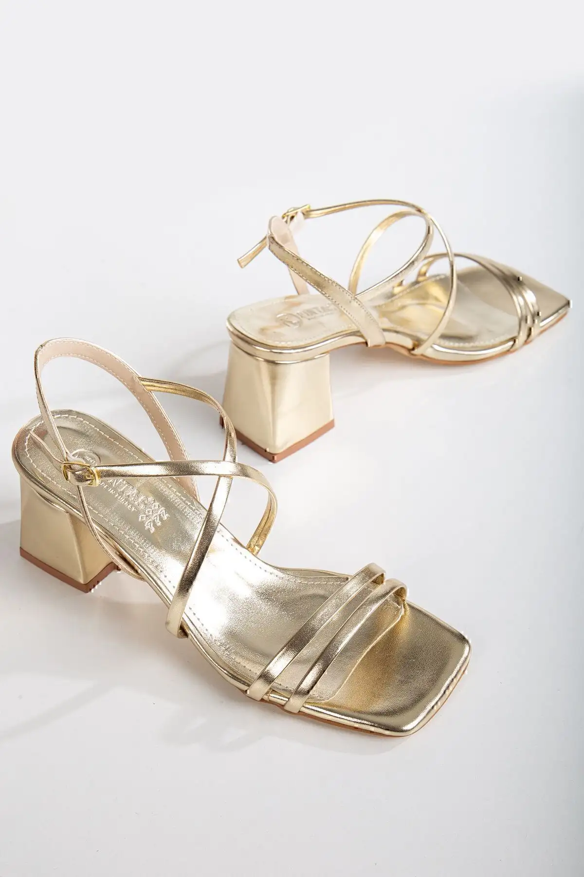 صندل زنانه بند دار پاشنه دار - 1157 صندل زنانه بند دار پاشنه دار - 1157