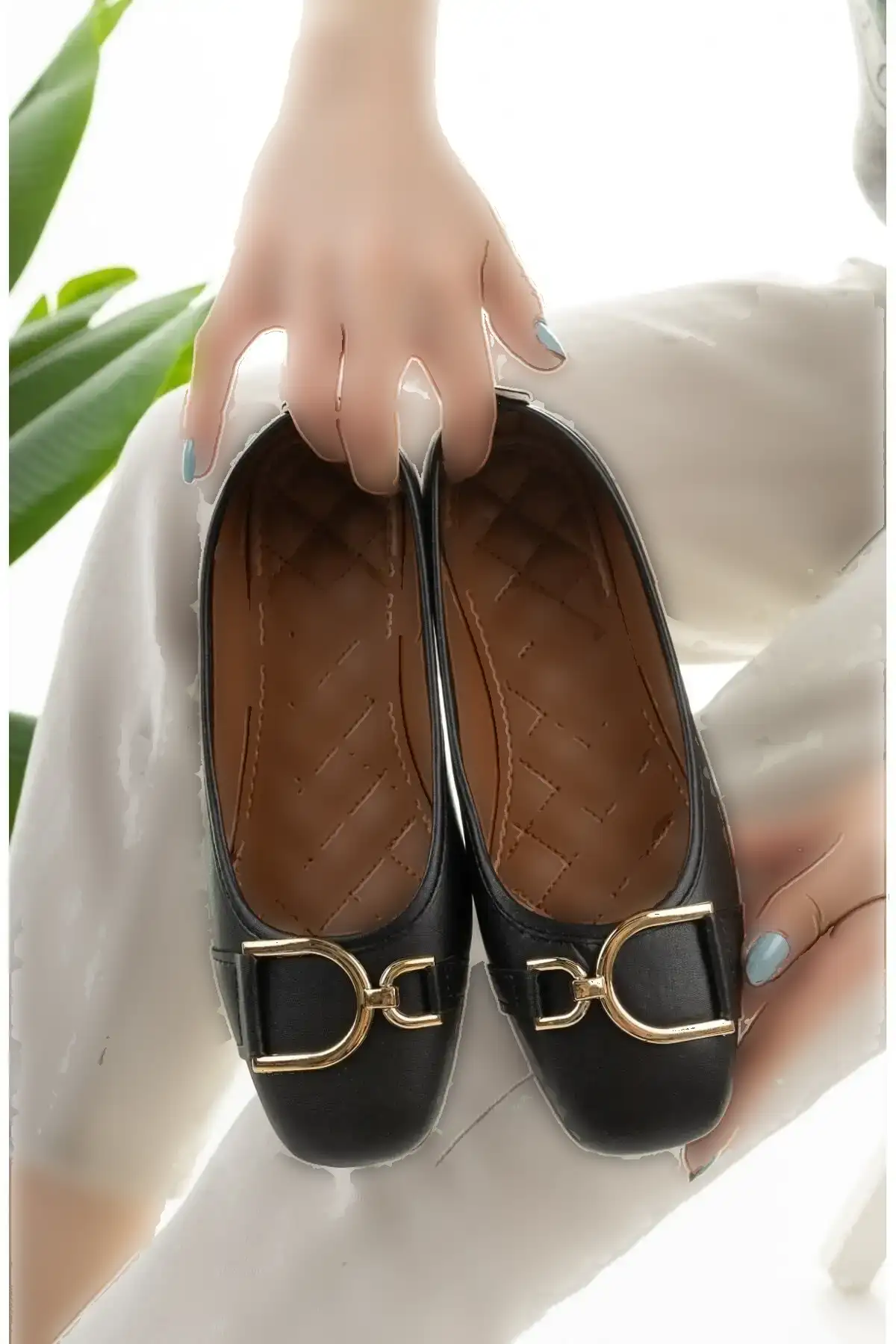 کفش راحتی و زیره سبک زنانه با سگک مشکی با جزییات - 1181 کفش راحتی و زیره سبک زنانه با سگک مشکی با جزییات - 1181