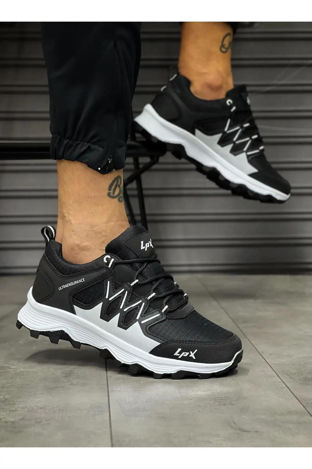 کفش ورزشی روزانه ارتوپدی مردانه مشکی سفید Nk0634 - 63