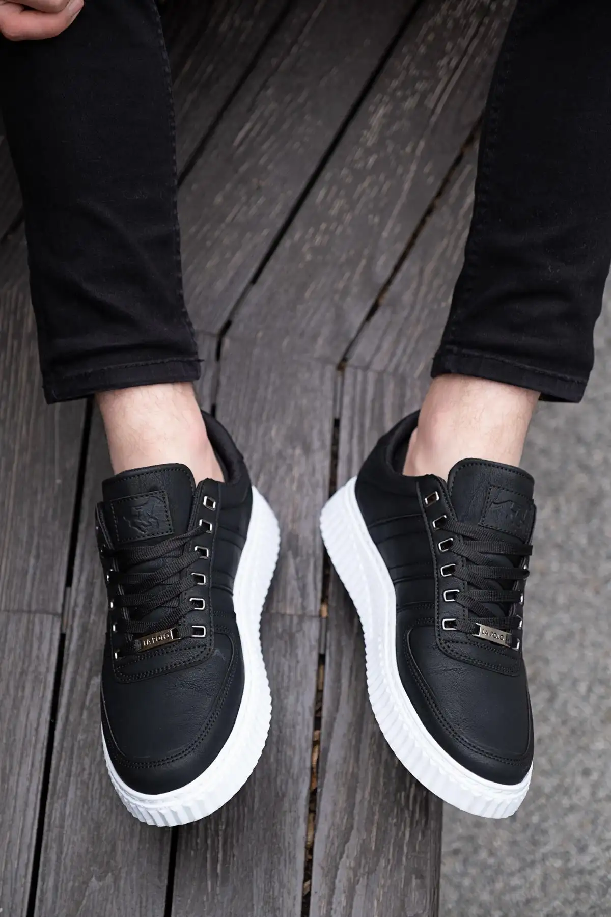 109 کفش اسپرت مردانه گاه به گاه زیره سفید رنگ مشکی - 221 109 کفش اسپرت مردانه گاه به گاه زیره سفید رنگ مشکی - 221