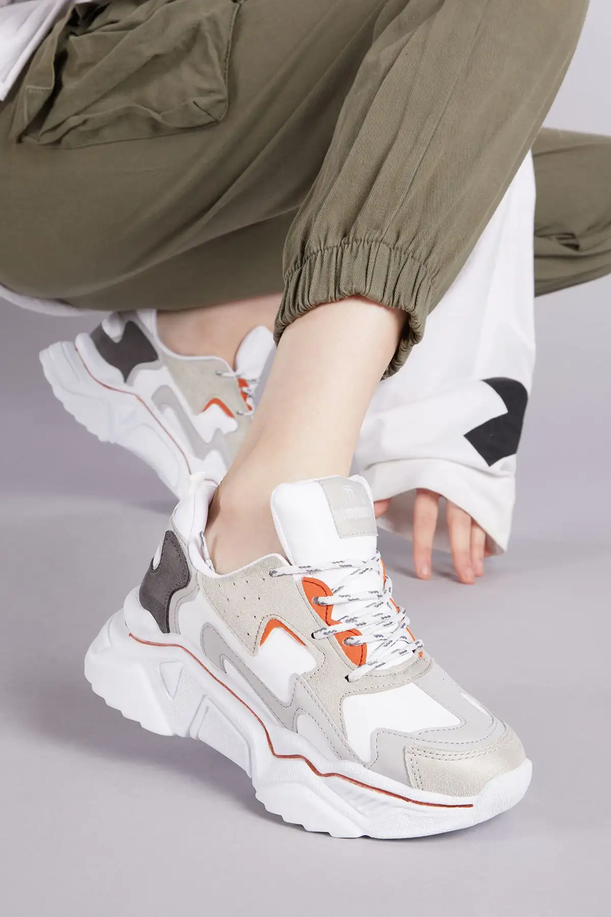 کفش اسپرت کاشی سفید زنانه Dnz - 38 کفش اسپرت کاشی سفید زنانه Dnz - 38