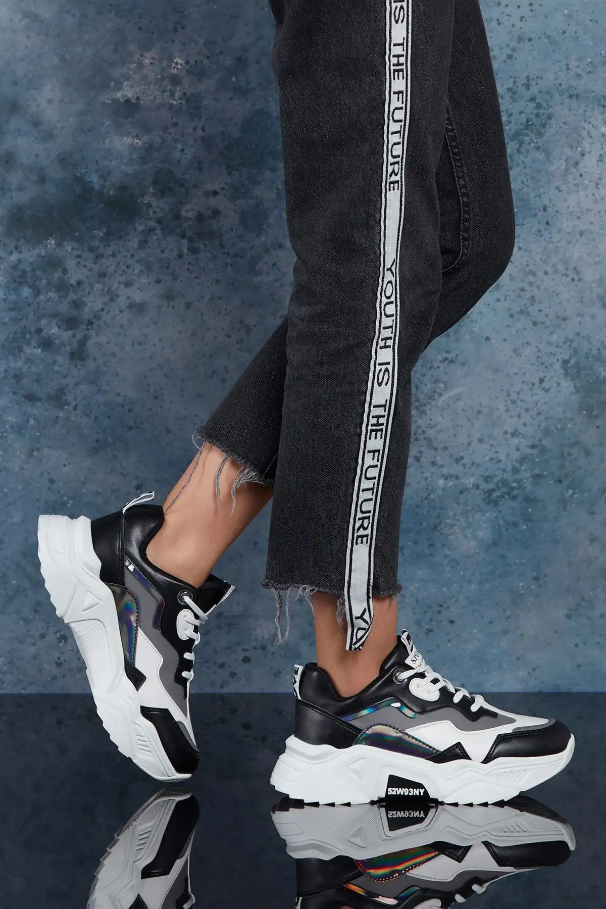 کفش کتانی مشکی دودی زنانه - 27 کفش کتانی مشکی دودی زنانه - 27