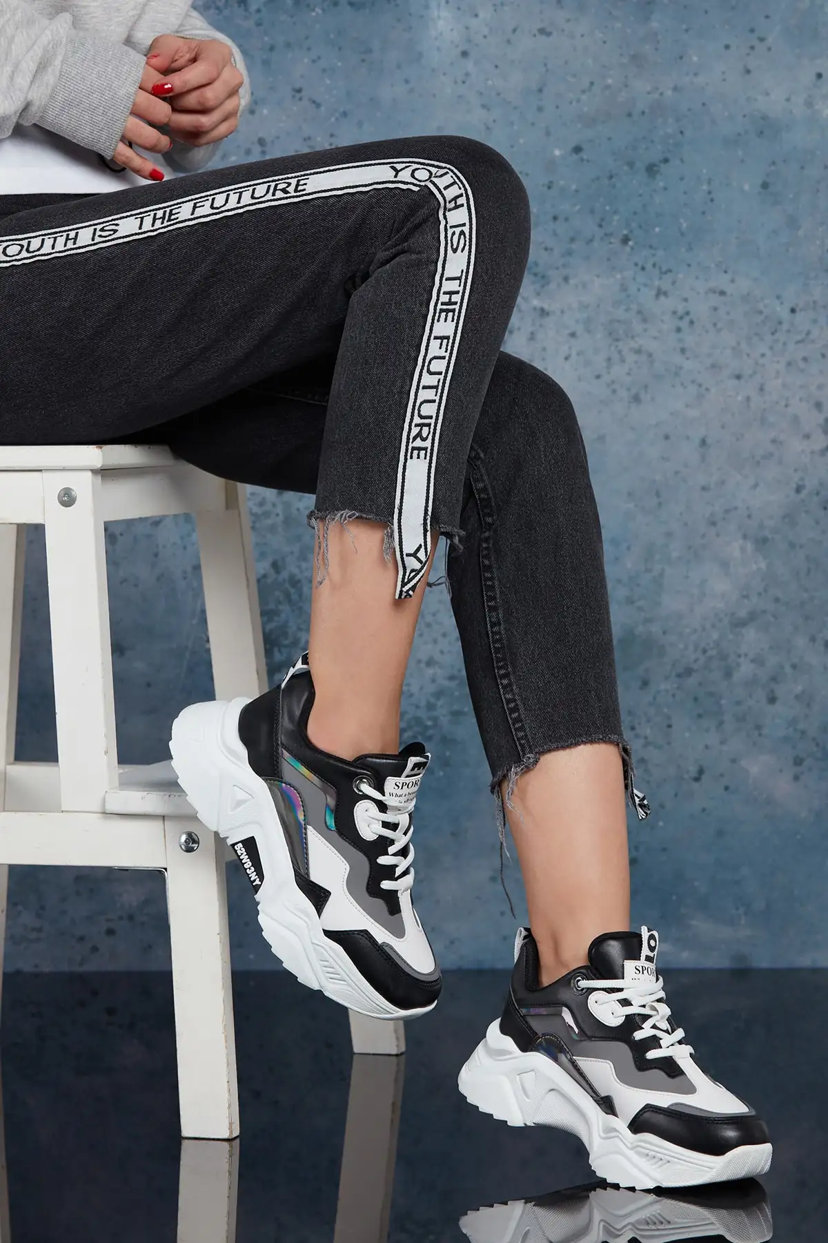 کفش کتانی مشکی دودی زنانه - 27 کفش کتانی مشکی دودی زنانه - 27