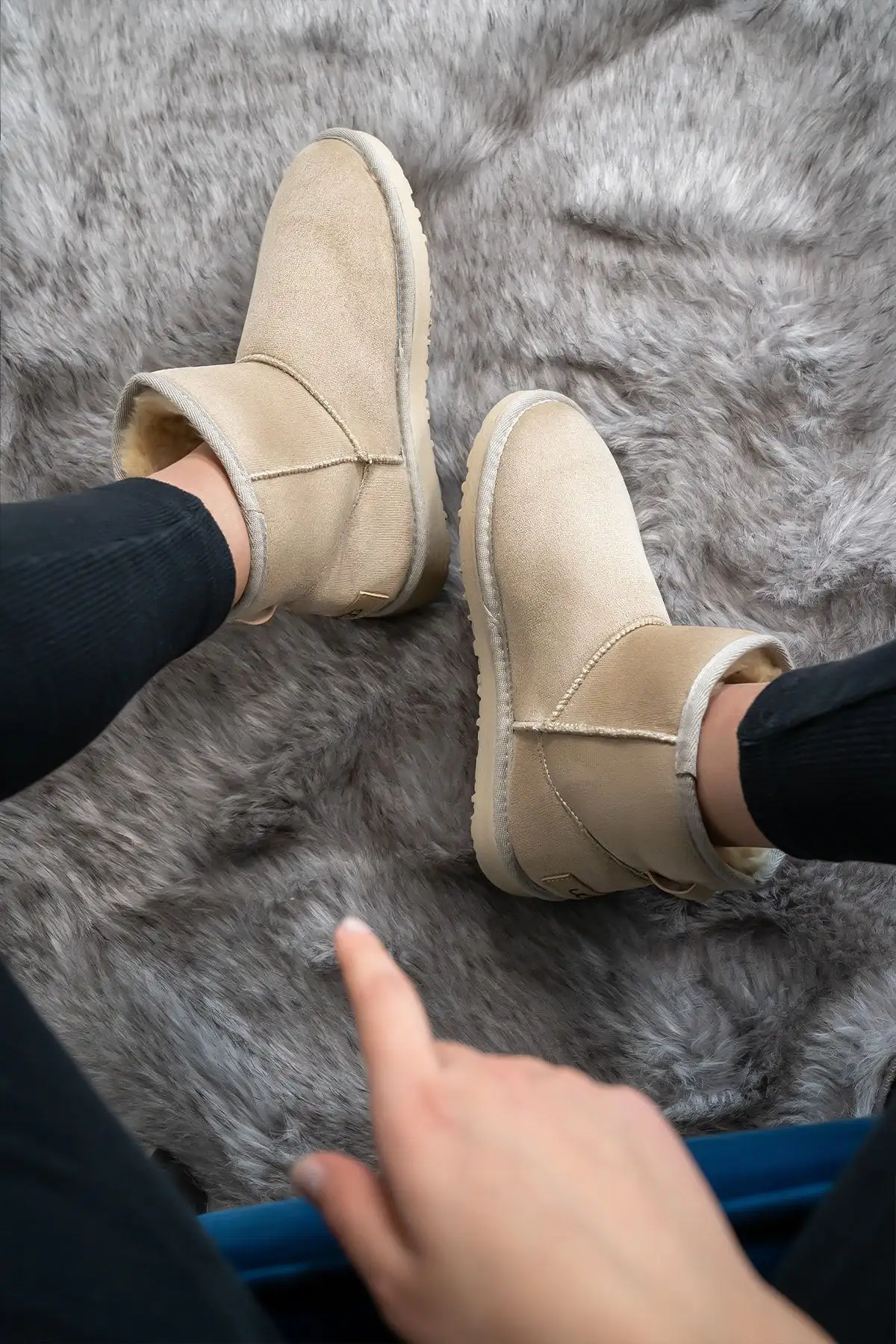 چکمه های مینی جیر زنانه بژ با خز داخل کف ضخیم مدل زمستانی Ug - 49 چکمه های مینی جیر زنانه بژ با خز داخل کف ضخیم مدل زمستانی Ug - 49