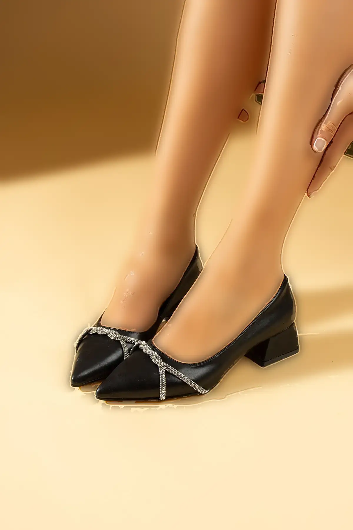 کفش پاشنه بلند مشکی زنانه با جزئیات لباس مجلسی شبانه اداری شیک روزانه کفش پاشنه کلاسیک - 413 کفش پاشنه بلند مشکی زنانه با جزئیات لباس مجلسی شبانه اداری شیک روزانه کفش پاشنه کلاسیک - 413