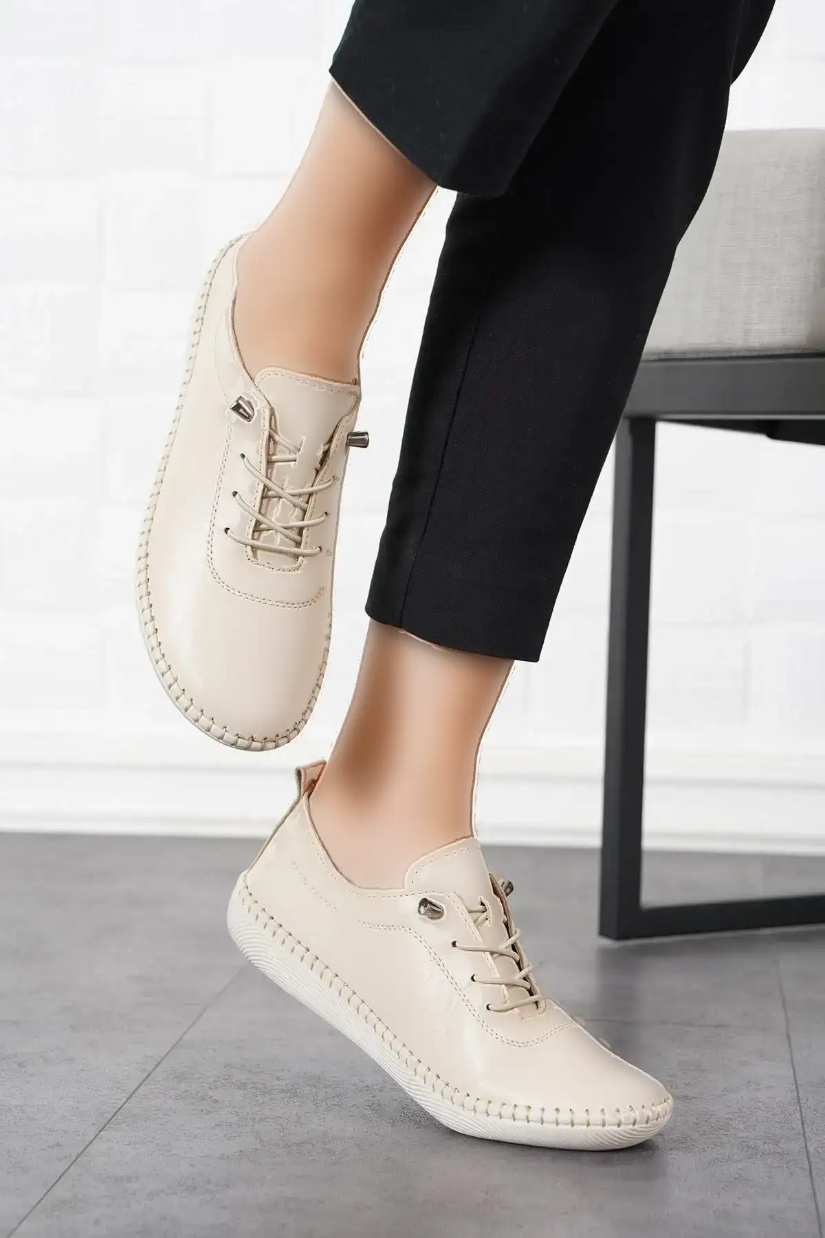 کفش زنانه چرم اصل دوخت زیره نگاد پوست بژ - 1231 کفش زنانه چرم اصل دوخت زیره نگاد پوست بژ - 1231