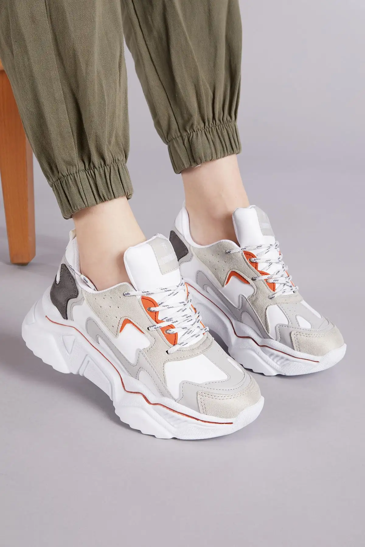 کفش اسپرت کاشی سفید زنانه Dnz - 38 کفش اسپرت کاشی سفید زنانه Dnz - 38