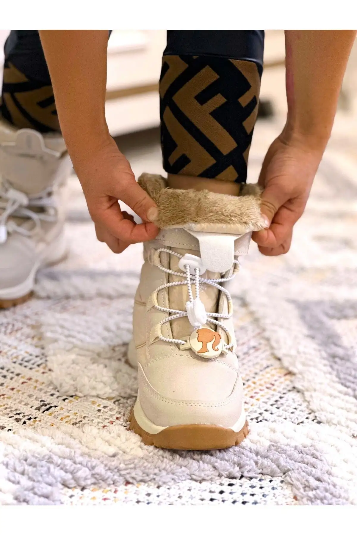 چکمه دخترانه خز بژ قهوه ای مایل به زرد داخل کفی بدون لغزش چکمه ارتوپدی بچه گانه برفی - 206 چکمه دخترانه خز بژ قهوه ای مایل به زرد داخل کفی بدون لغزش چکمه ارتوپدی بچه گانه برفی - 206