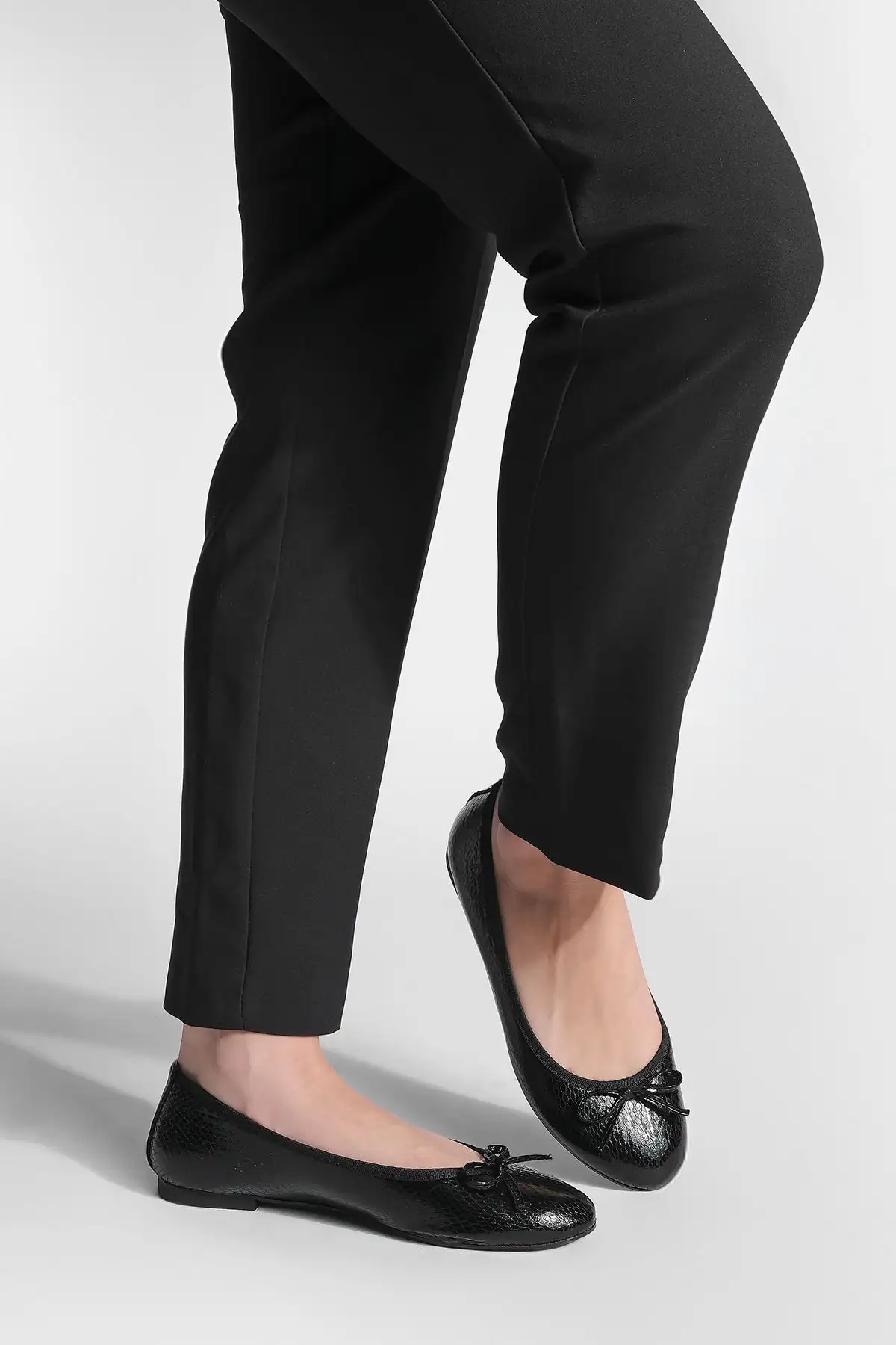 کفش بالرین زنانه با پنجه گرد بالرینا فلت آدوسا سیاه - 831 کفش بالرین زنانه با پنجه گرد بالرینا فلت آدوسا سیاه - 831