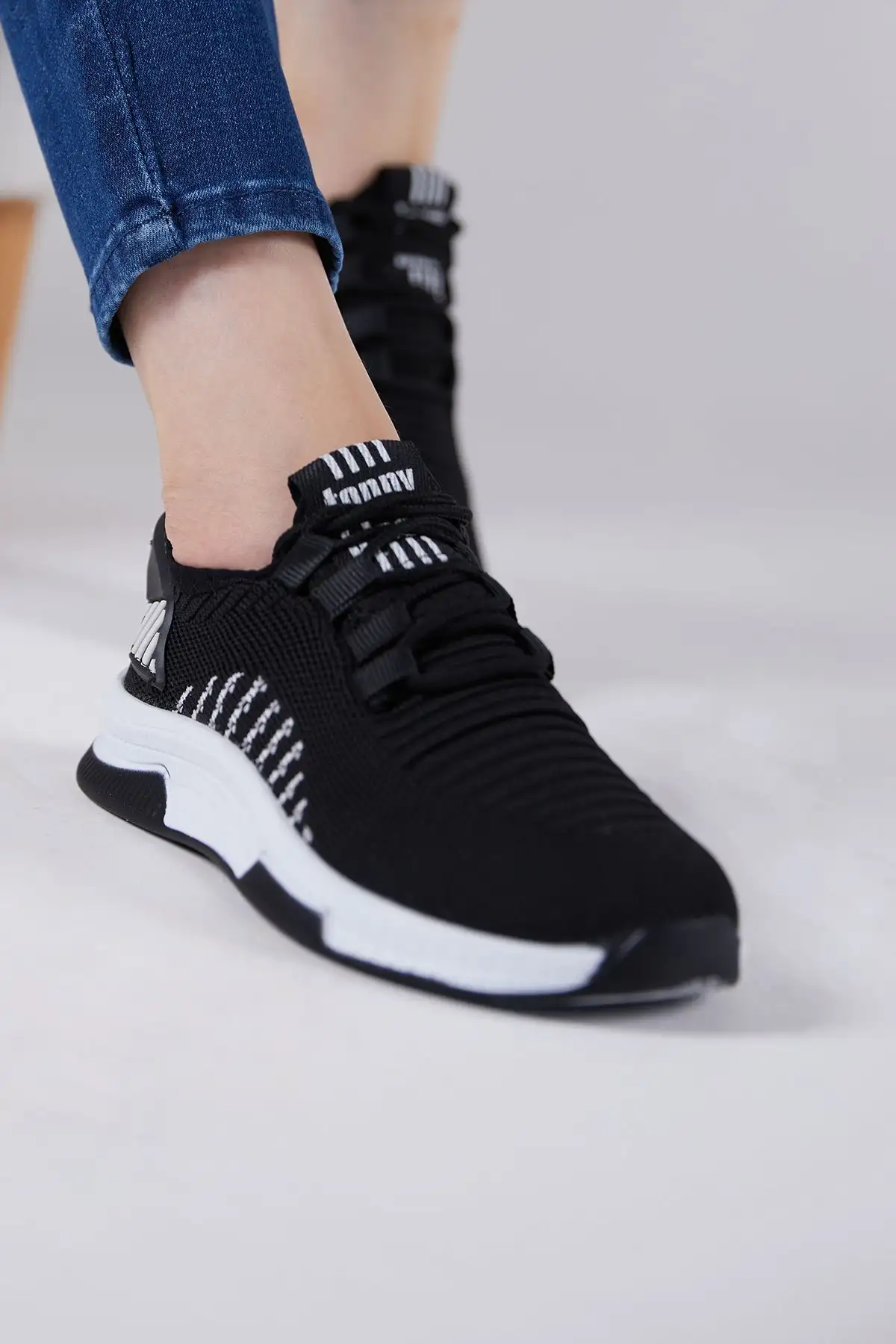 کفش اسپرت یونیسکس سیاه سفید تبقنل - 274