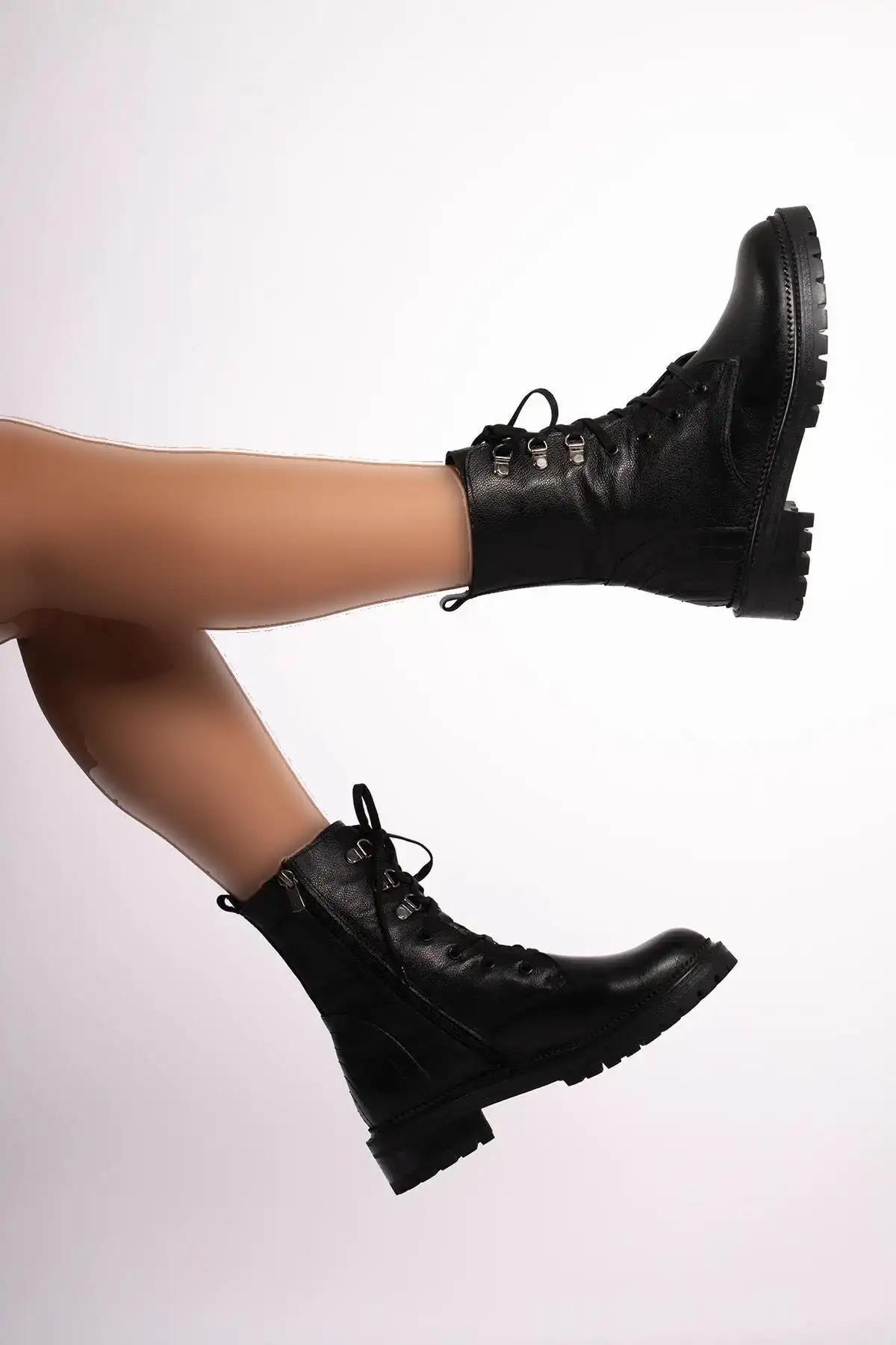 چکمه های بلند زنانه چرم اصل با زیپ در کناره و چکمه های توری دوخته شده - 111 چکمه های بلند زنانه چرم اصل با زیپ در کناره و چکمه های توری دوخته شده - 111