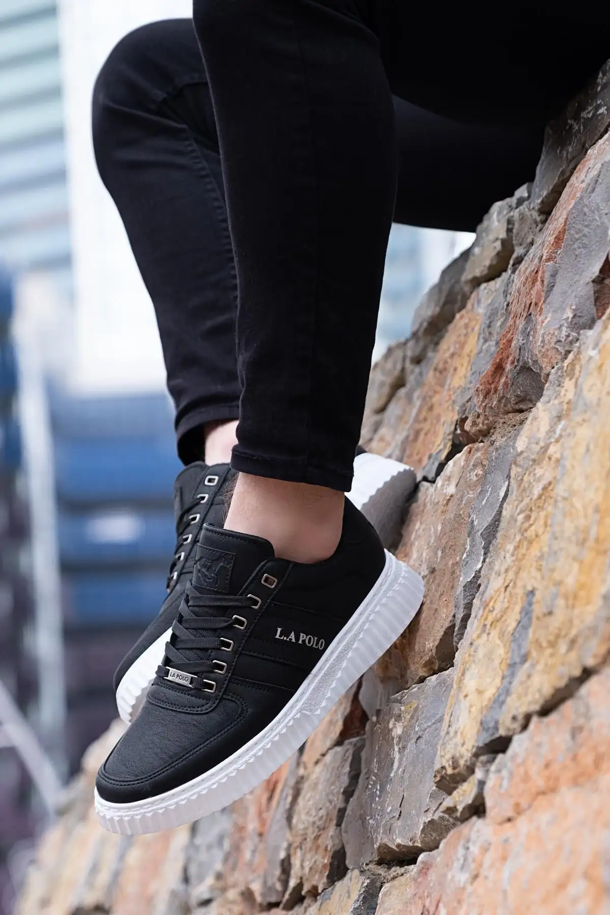 109 کفش اسپرت مردانه گاه به گاه زیره سفید رنگ مشکی - 221 109 کفش اسپرت مردانه گاه به گاه زیره سفید رنگ مشکی - 221