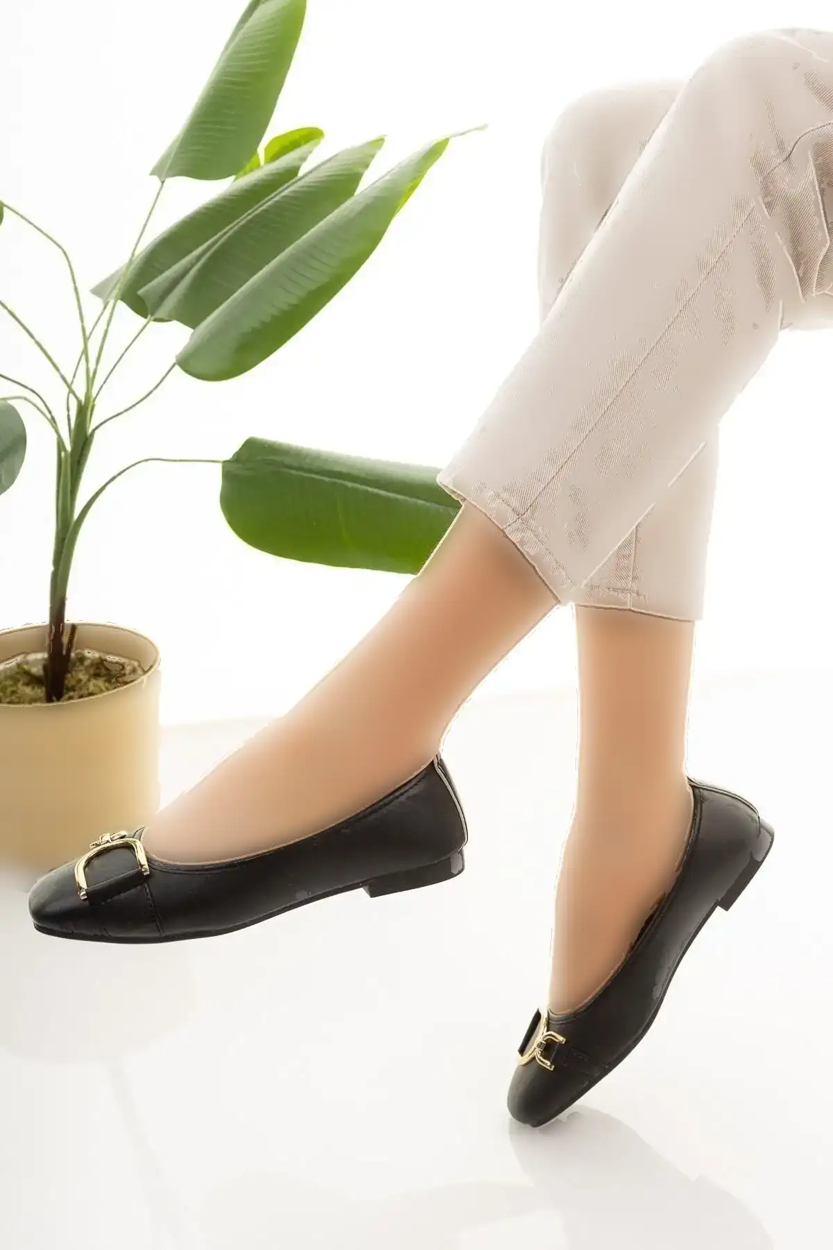 کفش راحتی و زیره سبک زنانه با سگک مشکی با جزییات - 1181 کفش راحتی و زیره سبک زنانه با سگک مشکی با جزییات - 1181