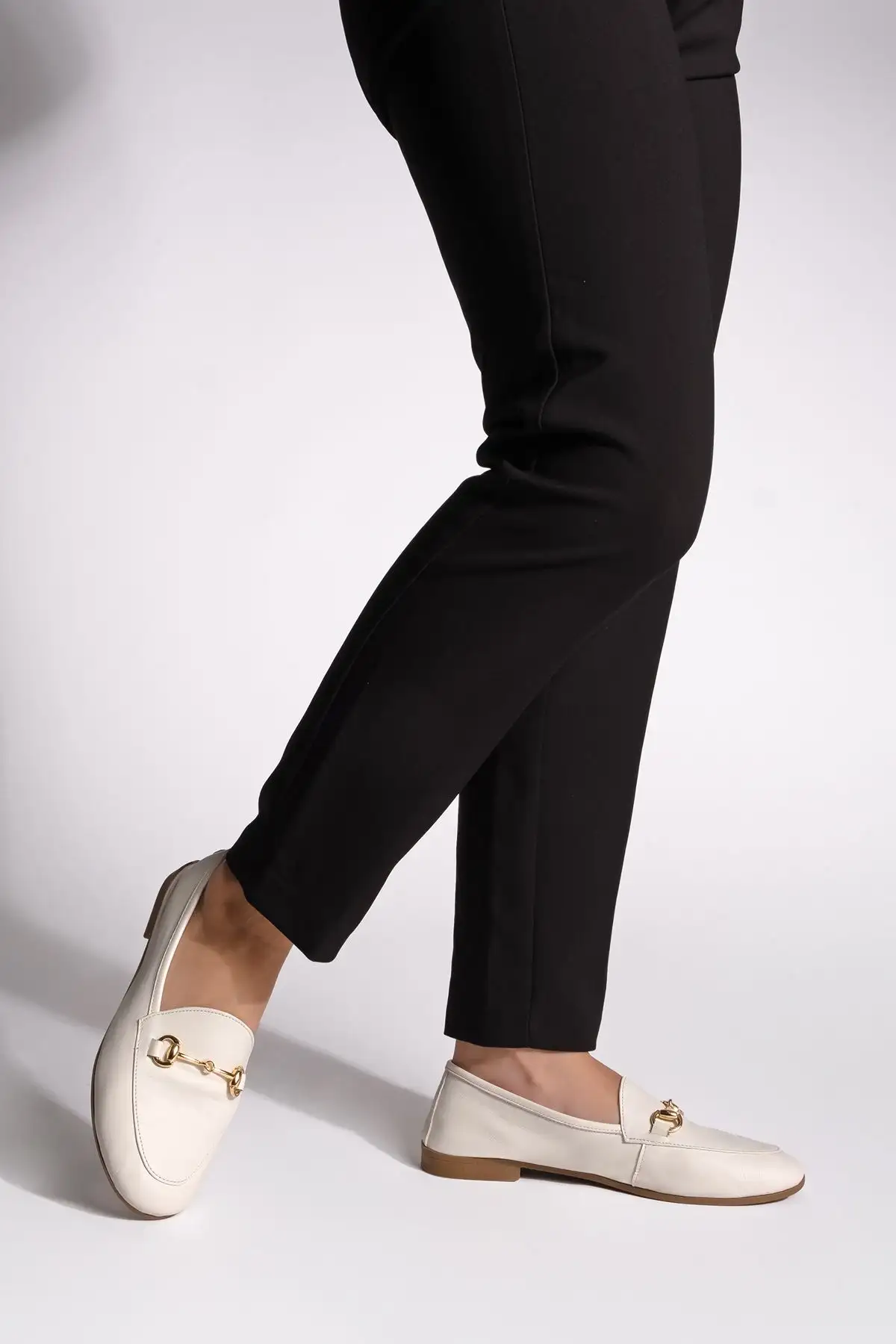 کفش راحتی زنجیر چرم اصل زنانه تانل بژ - 857 کفش راحتی زنجیر چرم اصل زنانه تانل بژ - 857