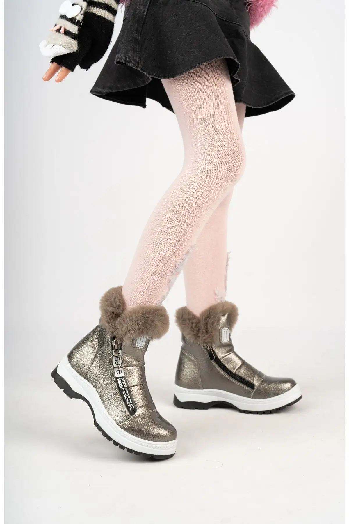 چکمههای سبک و بدون لغزش کفی دخترانه با پوست پلاتینیوم - 211 چکمههای سبک و بدون لغزش کفی دخترانه با پوست پلاتینیوم - 211