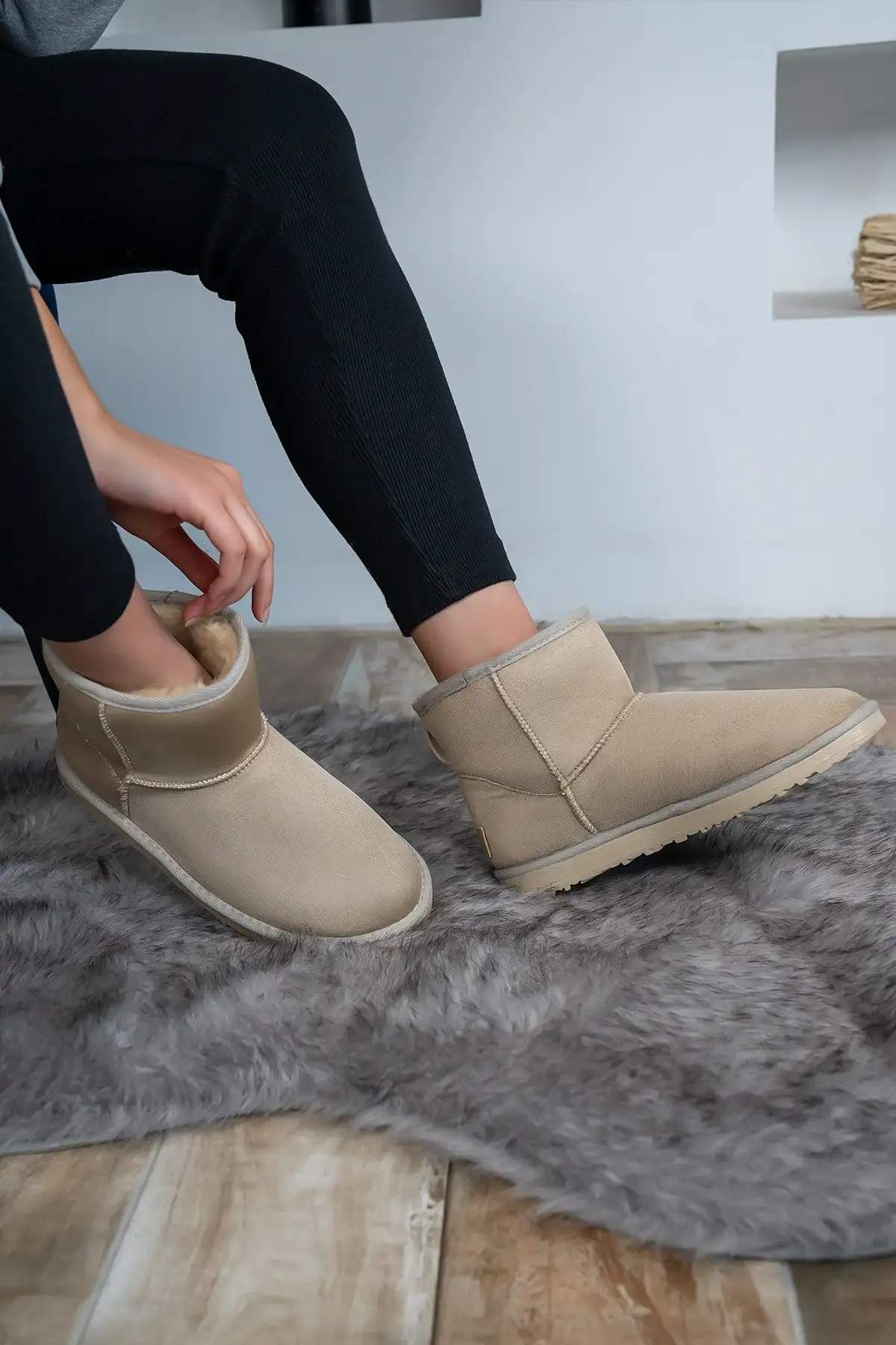 چکمه های مینی جیر زنانه بژ با خز داخل کف ضخیم مدل زمستانی Ug - 49 چکمه های مینی جیر زنانه بژ با خز داخل کف ضخیم مدل زمستانی Ug - 49