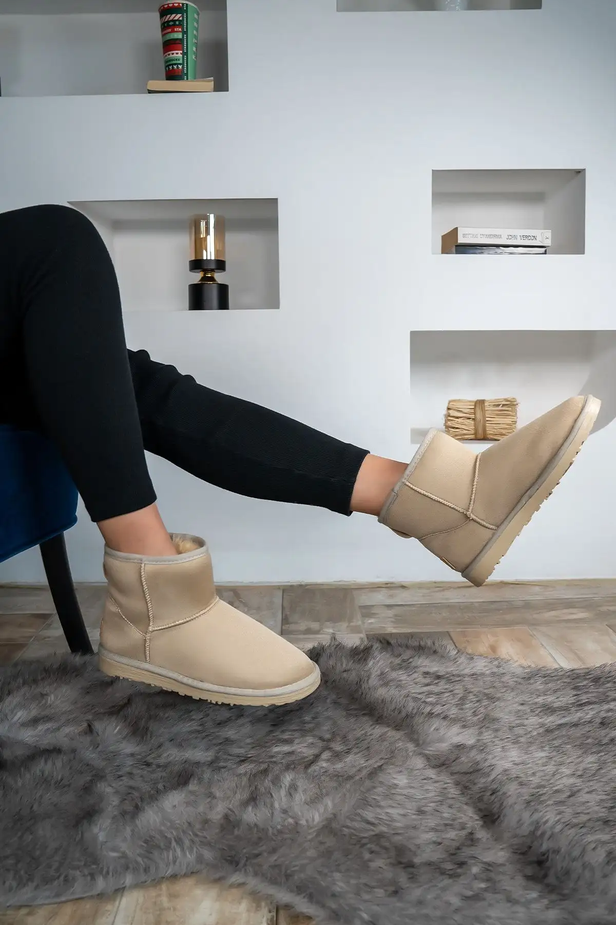 چکمه های مینی جیر زنانه بژ با خز داخل کف ضخیم مدل زمستانی Ug - 49 چکمه های مینی جیر زنانه بژ با خز داخل کف ضخیم مدل زمستانی Ug - 49