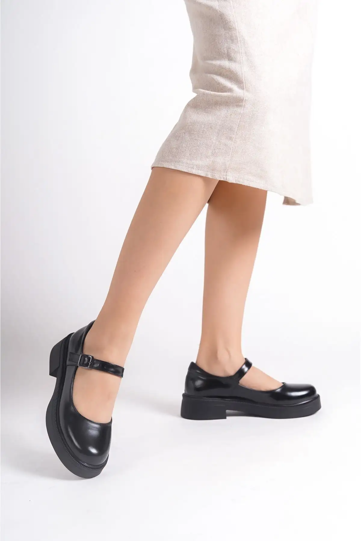 کلاه چرمی مشکی نانسی کفش بندکشی پاشنه 4 سانتی متری وگان/پوست - 799 کلاه چرمی مشکی نانسی کفش بندکشی پاشنه 4 سانتی متری وگان/پوست - 799