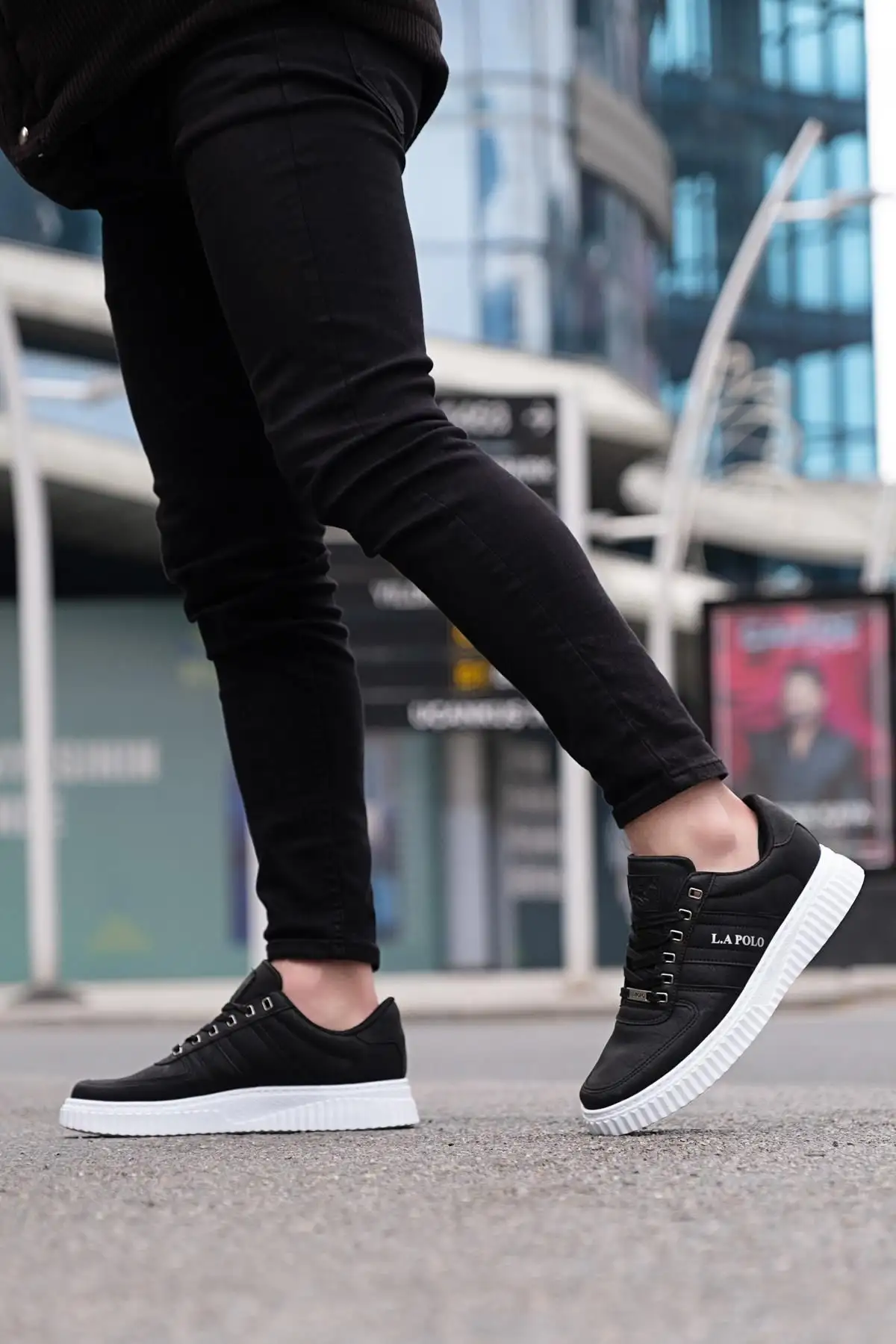 109 کفش اسپرت مردانه گاه به گاه زیره سفید رنگ مشکی - 221 109 کفش اسپرت مردانه گاه به گاه زیره سفید رنگ مشکی - 221