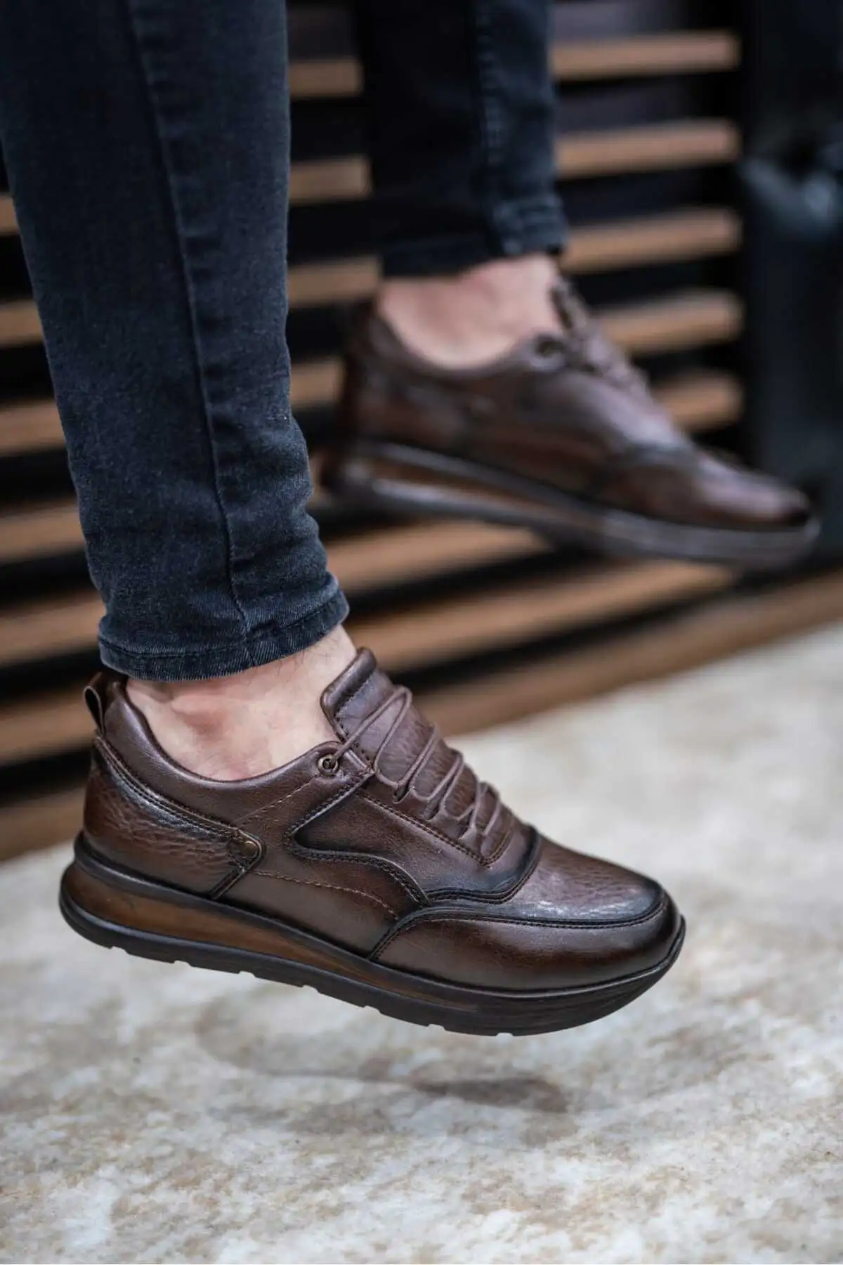 کفش کتانی راحتی مردانه چرمی قهوه ای بنددار OBAY1056 - 270