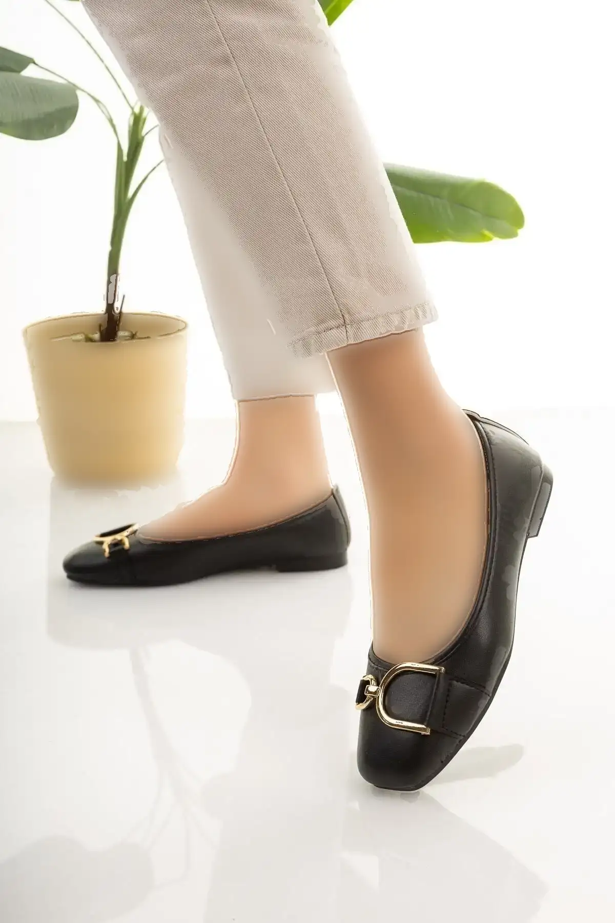 کفش راحتی و زیره سبک زنانه با سگک مشکی با جزییات - 1181 کفش راحتی و زیره سبک زنانه با سگک مشکی با جزییات - 1181