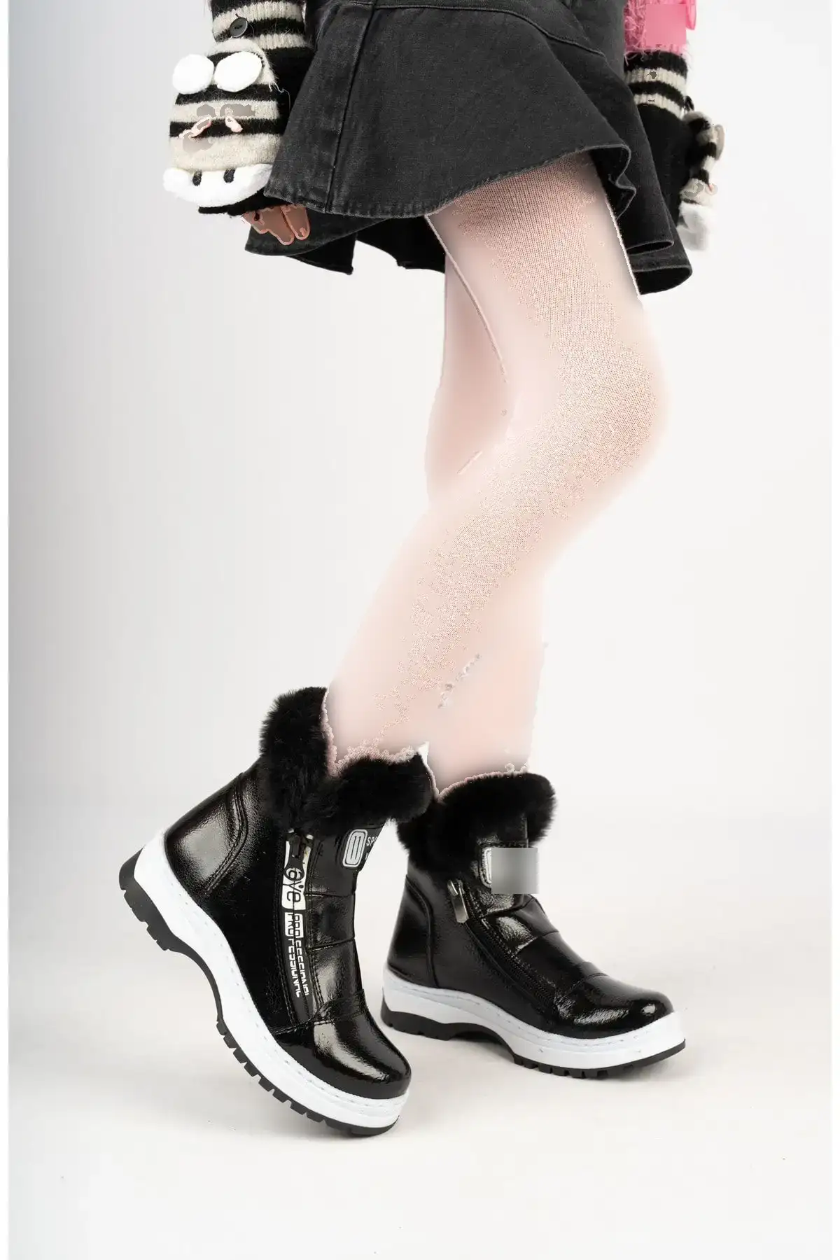 چکمه های خز پوست مشکی دخترانه با زیره بدون لغزش - 180 چکمه های خز پوست مشکی دخترانه با زیره بدون لغزش - 180