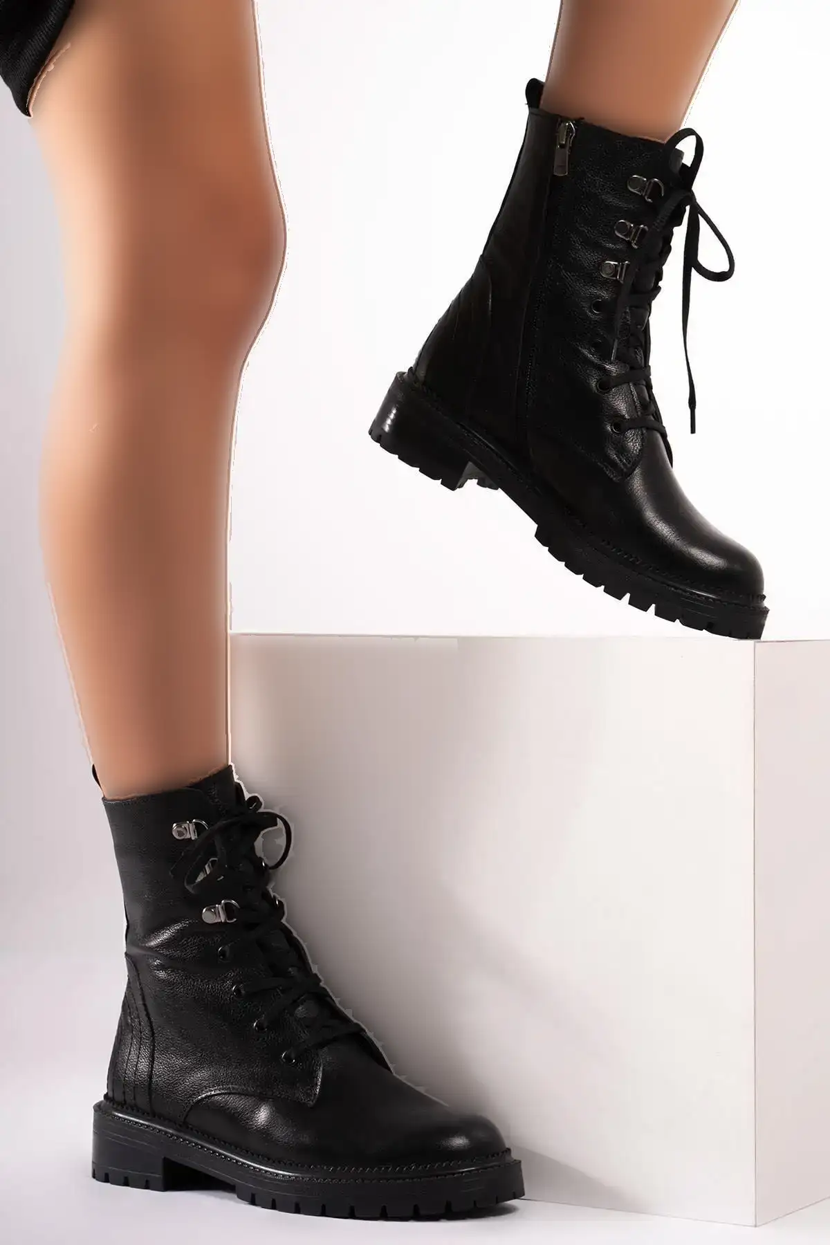 چکمه های بلند زنانه چرم اصل با زیپ در کناره و چکمه های توری دوخته شده - 111 چکمه های بلند زنانه چرم اصل با زیپ در کناره و چکمه های توری دوخته شده - 111