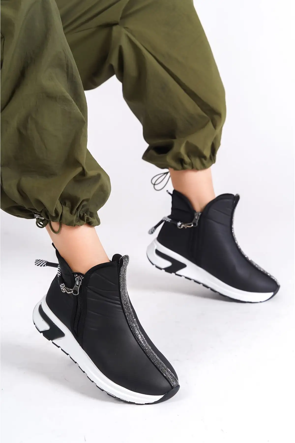 چکمه های ورزشی مشکی پارچه ای چتر نجات با سنگ 300 تومان - 117 چکمه های ورزشی مشکی پارچه ای چتر نجات با سنگ 300 تومان - 117