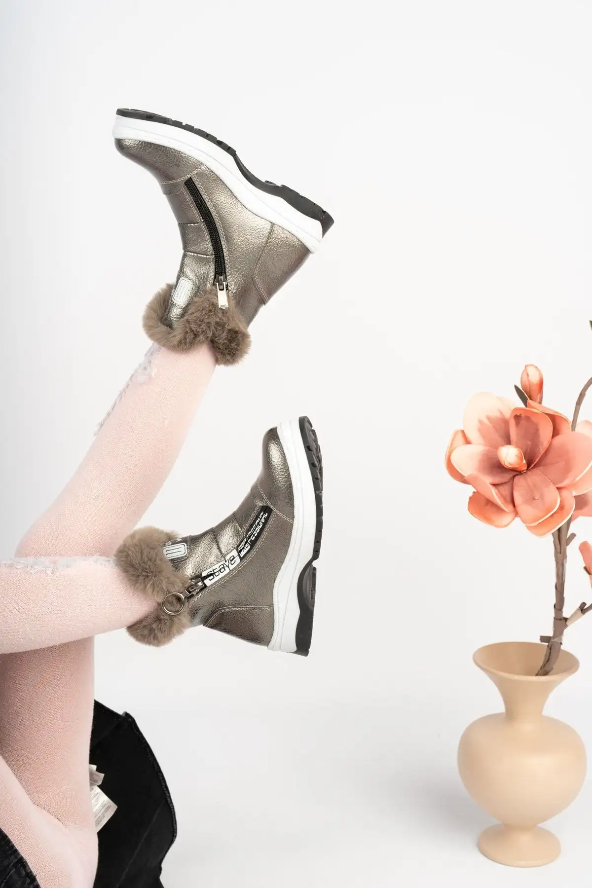 چکمههای سبک و بدون لغزش کفی دخترانه با پوست پلاتینیوم - 211 چکمههای سبک و بدون لغزش کفی دخترانه با پوست پلاتینیوم - 211