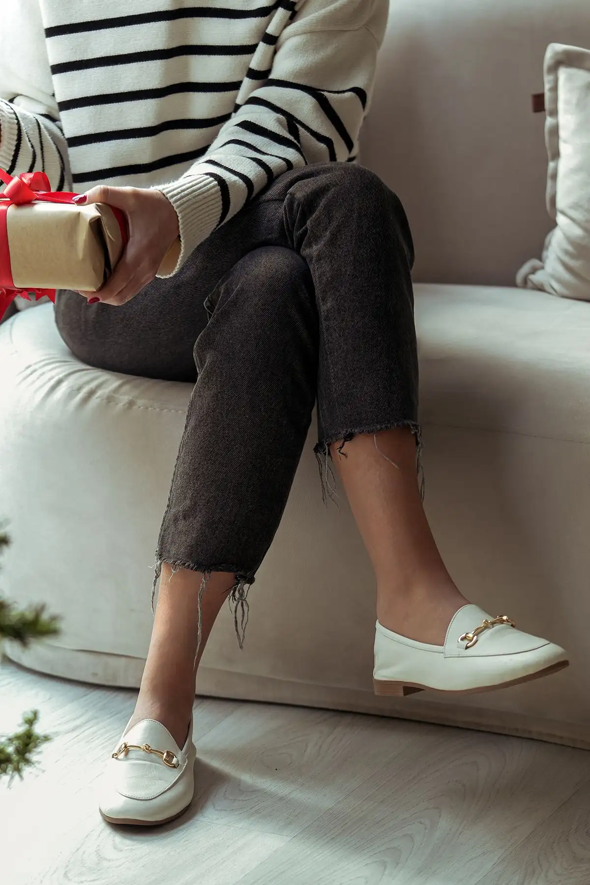 کفش راحتی زنجیر چرم اصل زنانه تانل بژ - 857 کفش راحتی زنجیر چرم اصل زنانه تانل بژ - 857