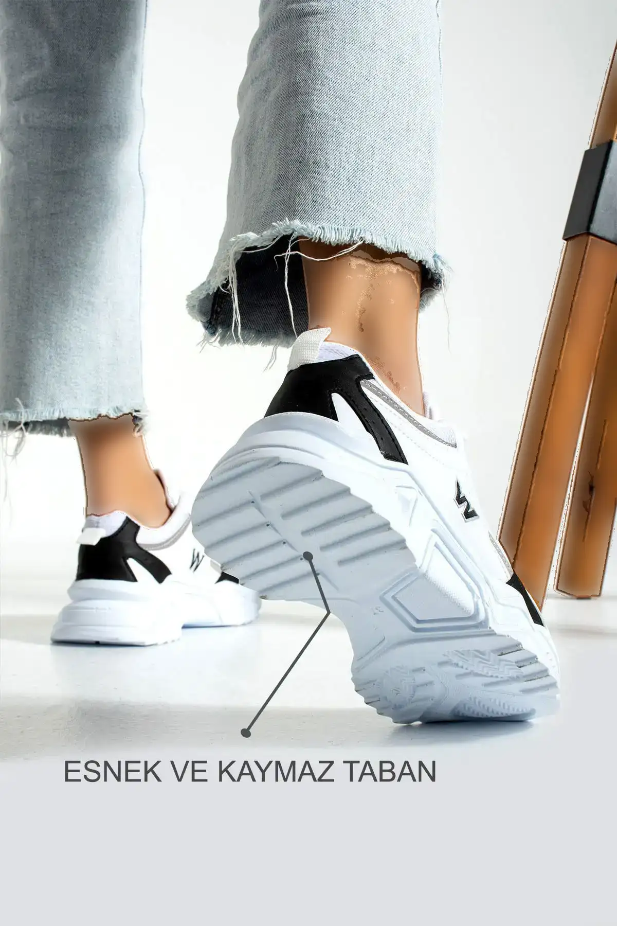 کفش اسپرت زنانه زیره بلند سفید مشکی - 330