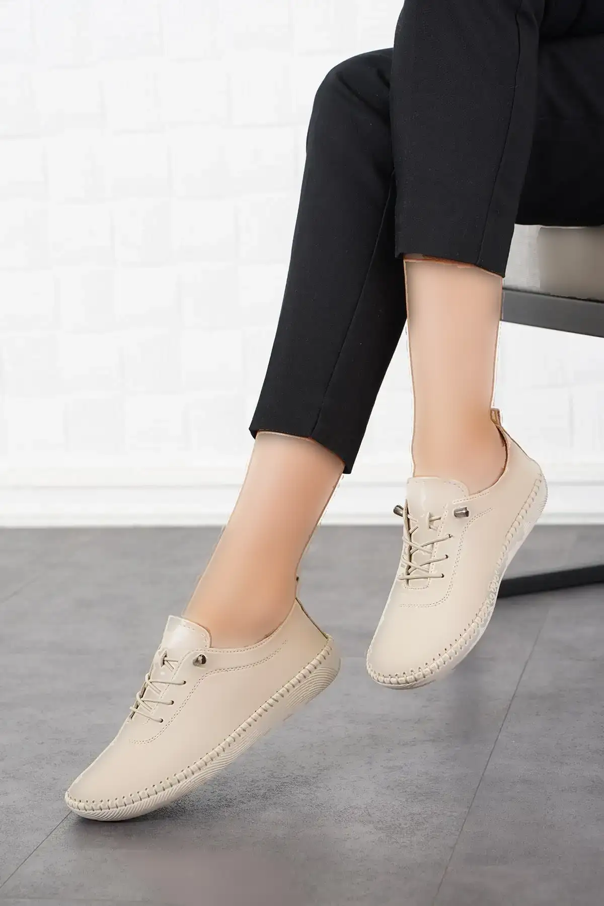 کفش زنانه چرم اصل دوخت زیره نگاد پوست بژ - 1231 کفش زنانه چرم اصل دوخت زیره نگاد پوست بژ - 1231