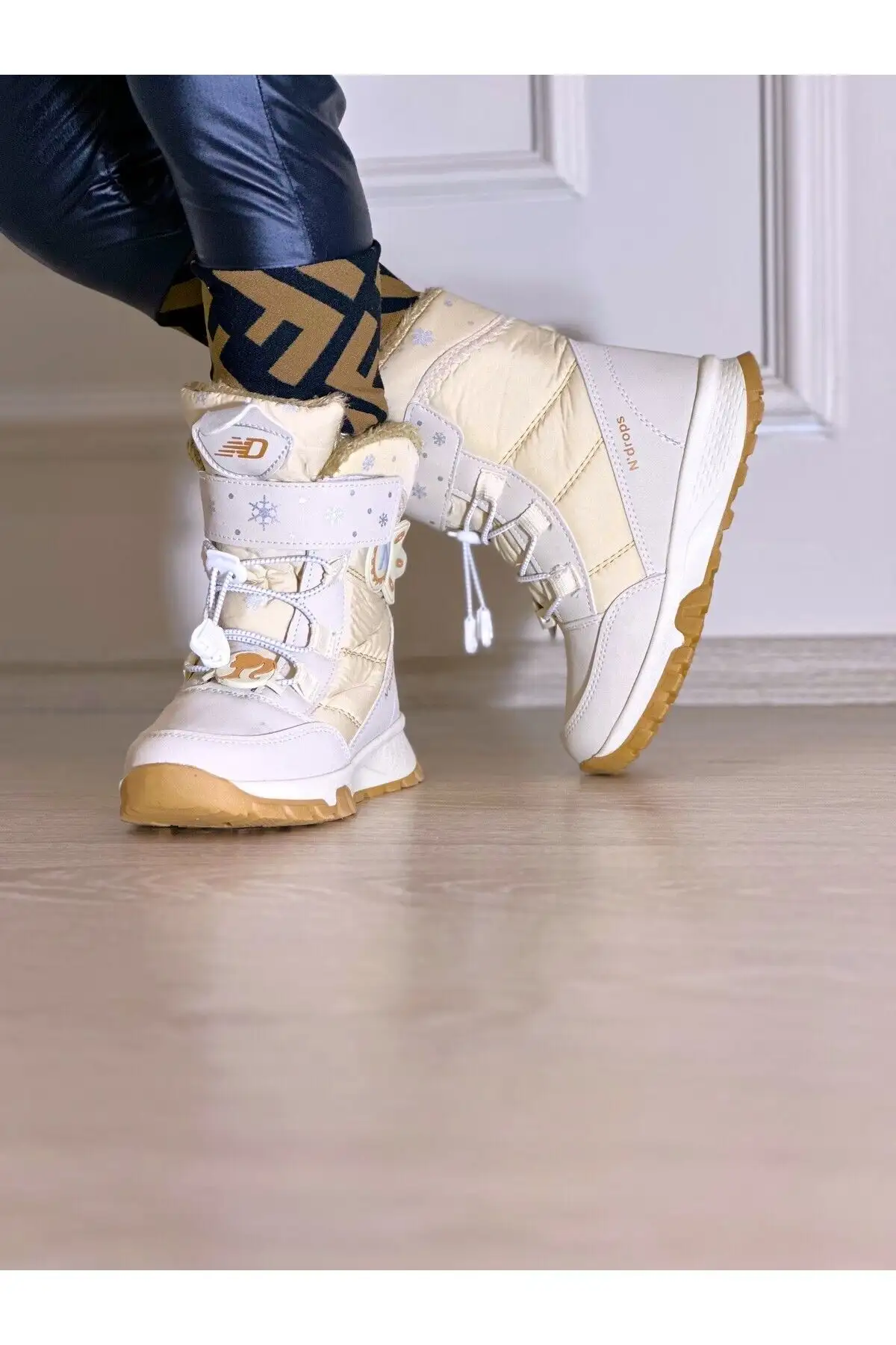 چکمه دخترانه خز بژ قهوه ای مایل به زرد داخل کفی بدون لغزش چکمه ارتوپدی بچه گانه برفی - 206 چکمه دخترانه خز بژ قهوه ای مایل به زرد داخل کفی بدون لغزش چکمه ارتوپدی بچه گانه برفی - 206