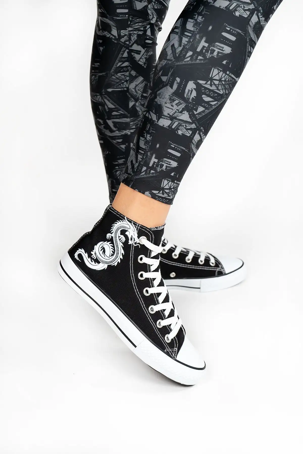 مدل کفش کتانی بلند اژدها چاپ سیاه و سفید - 34 مدل کفش کتانی بلند اژدها چاپ سیاه و سفید - 34