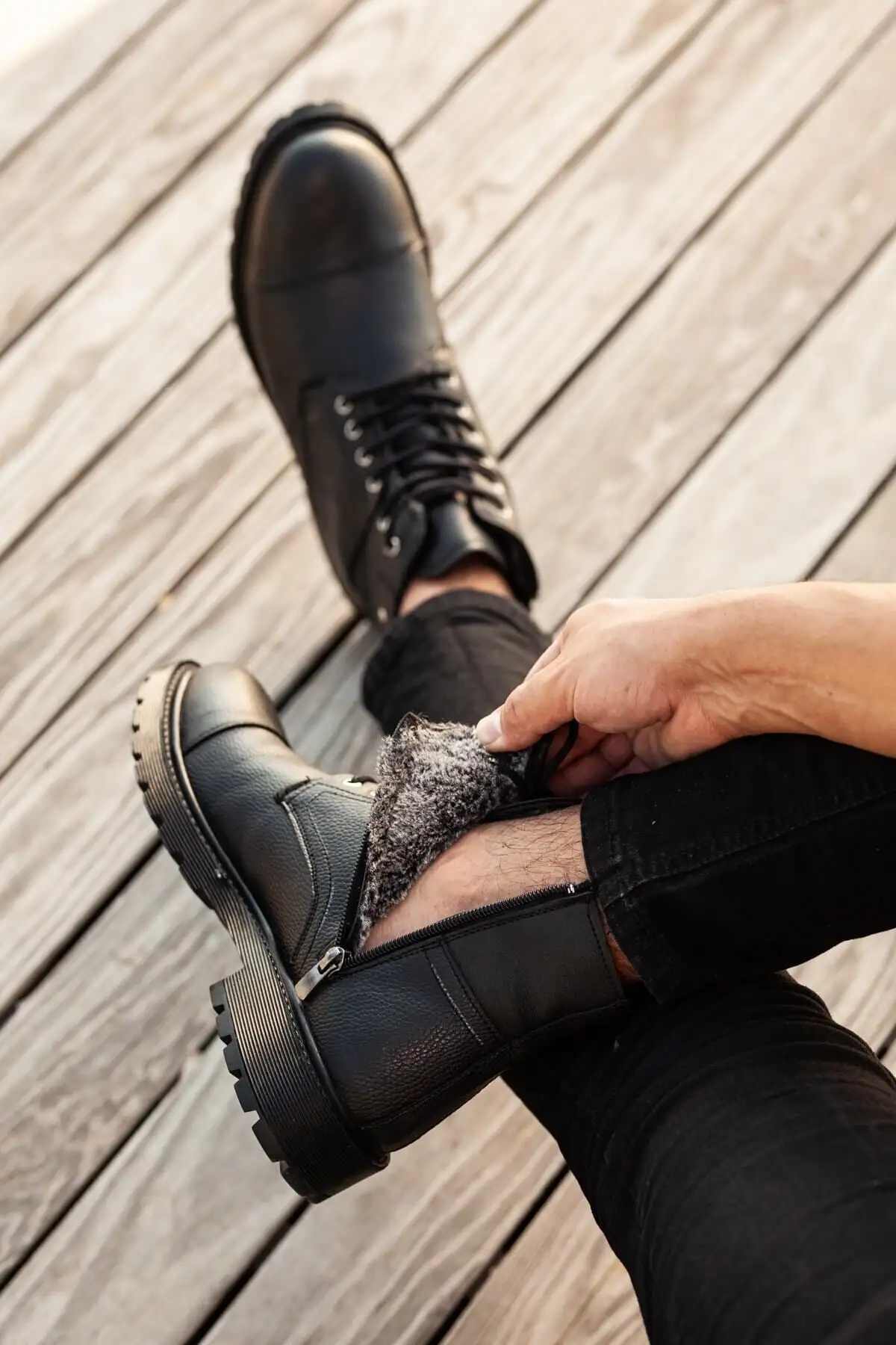 نیم بوت مشکی غیررسمی با داخل خز، تضمینی سرد و ضد آب، زیره لاستیکی ضد لغزش محکم - 73 نیم بوت مشکی غیررسمی با داخل خز، تضمینی سرد و ضد آب، زیره لاستیکی ضد لغزش محکم - 73