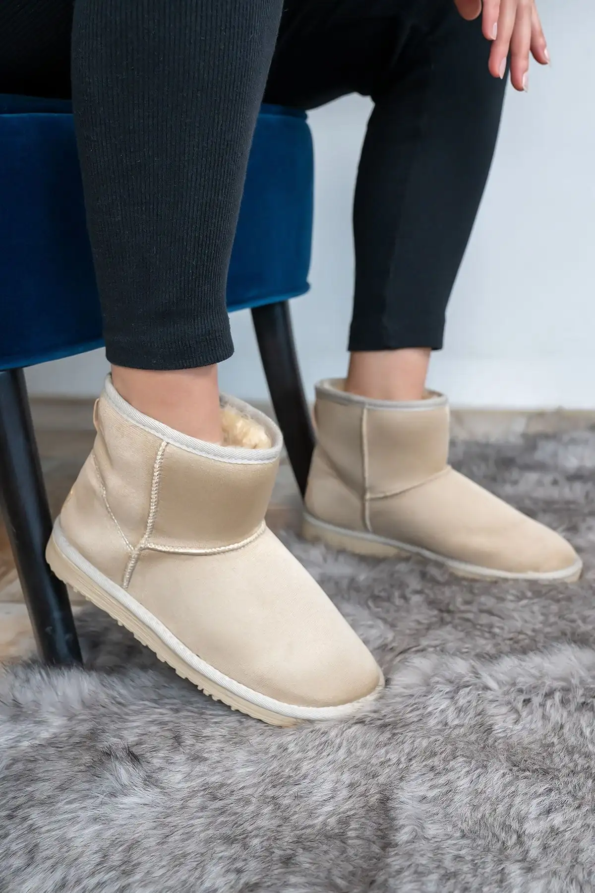 چکمه های مینی جیر زنانه بژ با خز داخل کف ضخیم مدل زمستانی Ug - 49 چکمه های مینی جیر زنانه بژ با خز داخل کف ضخیم مدل زمستانی Ug - 49