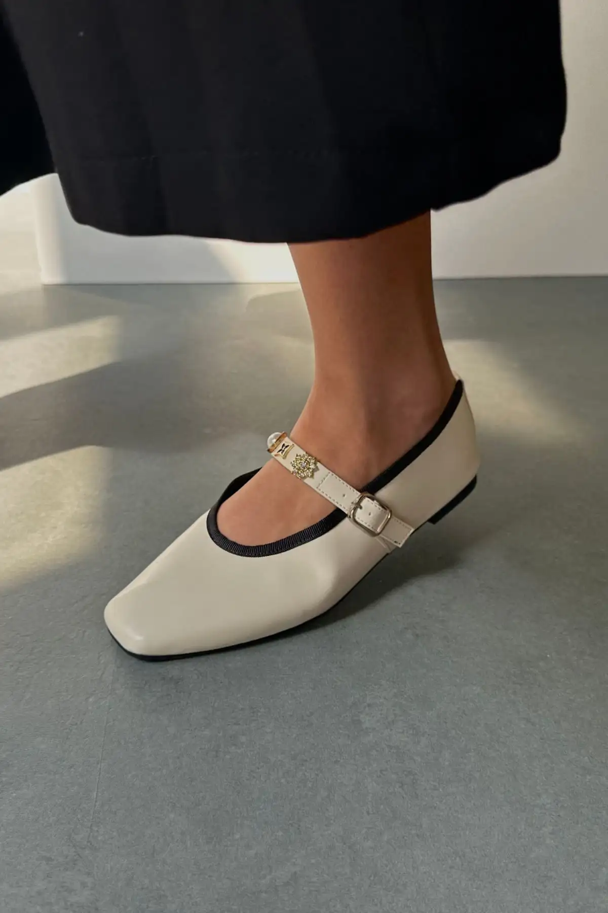 کفش تخت زنانه بژ - 1303 کفش تخت زنانه بژ - 1303