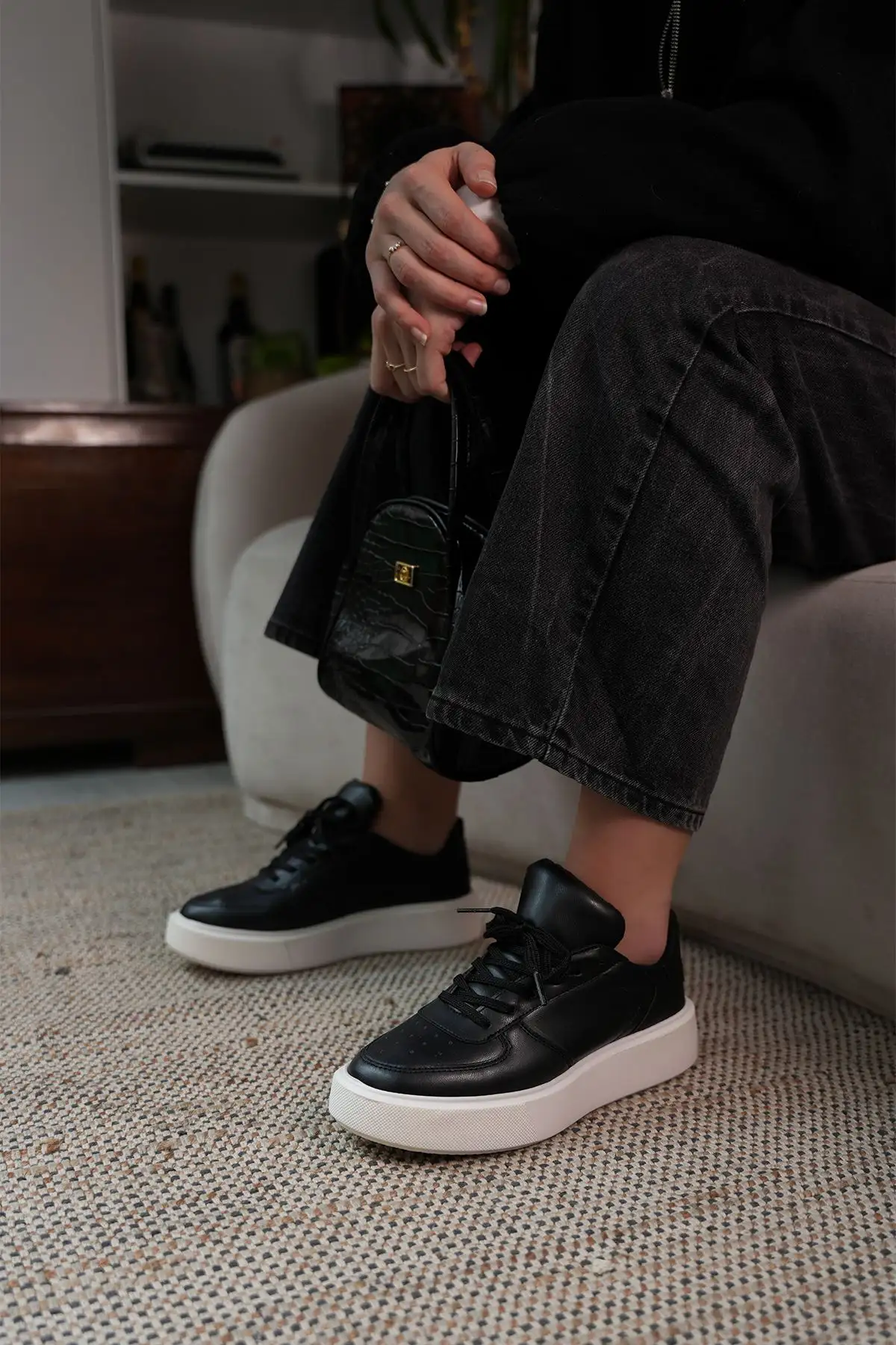 کفش ورزشی زنانه بند دار زیره بلند مشکی آذین - 338 کفش ورزشی زنانه بند دار زیره بلند مشکی آذین - 338