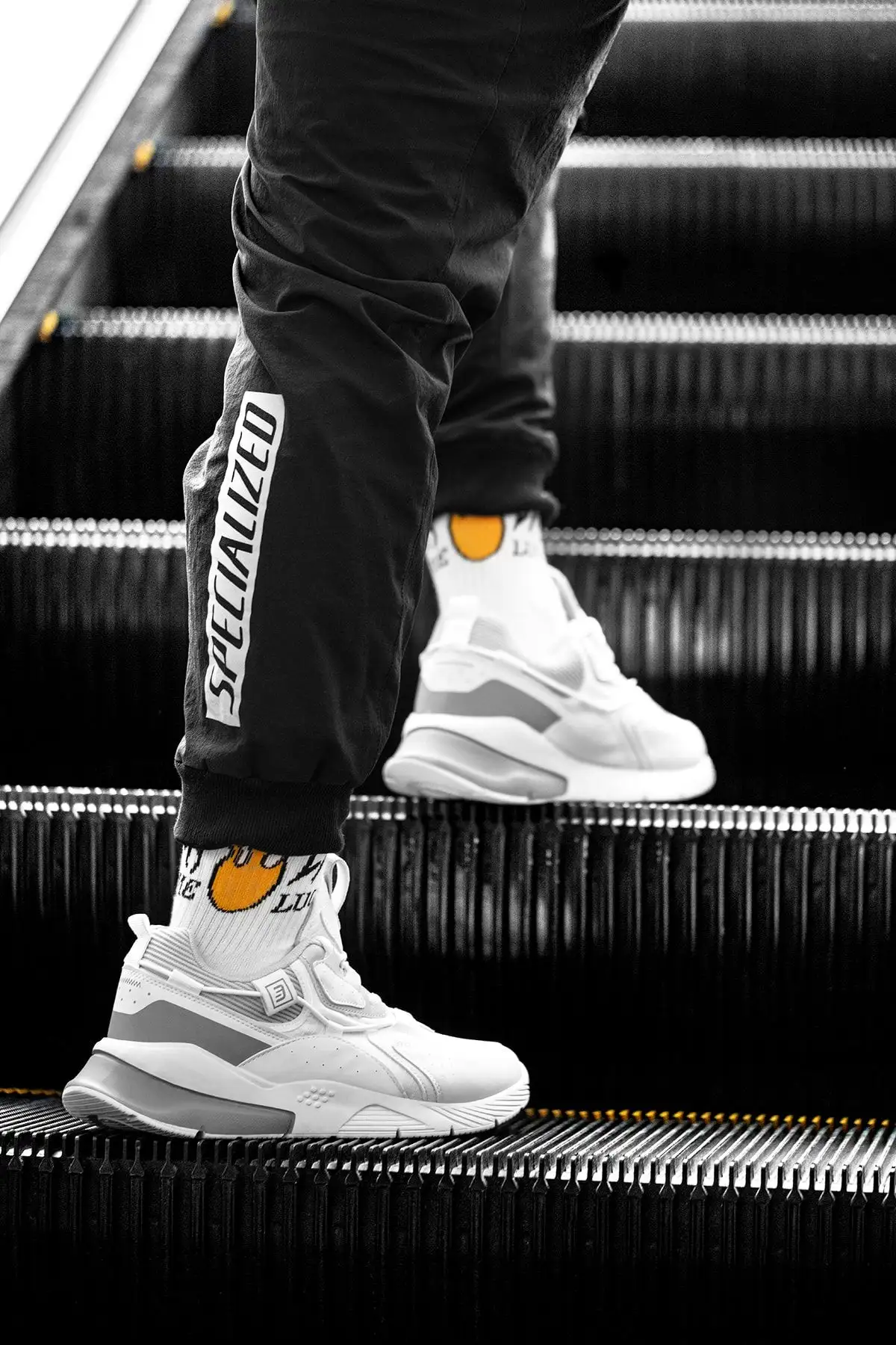 کفش ورزشی یونیسکس سفید یخی - 260 کفش ورزشی یونیسکس سفید یخی - 260