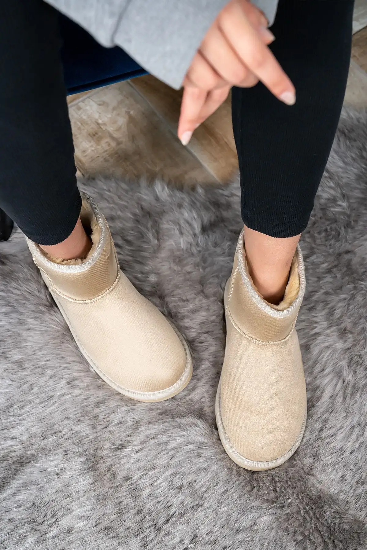 چکمه های مینی جیر زنانه بژ با خز داخل کف ضخیم مدل زمستانی Ug - 49 چکمه های مینی جیر زنانه بژ با خز داخل کف ضخیم مدل زمستانی Ug - 49