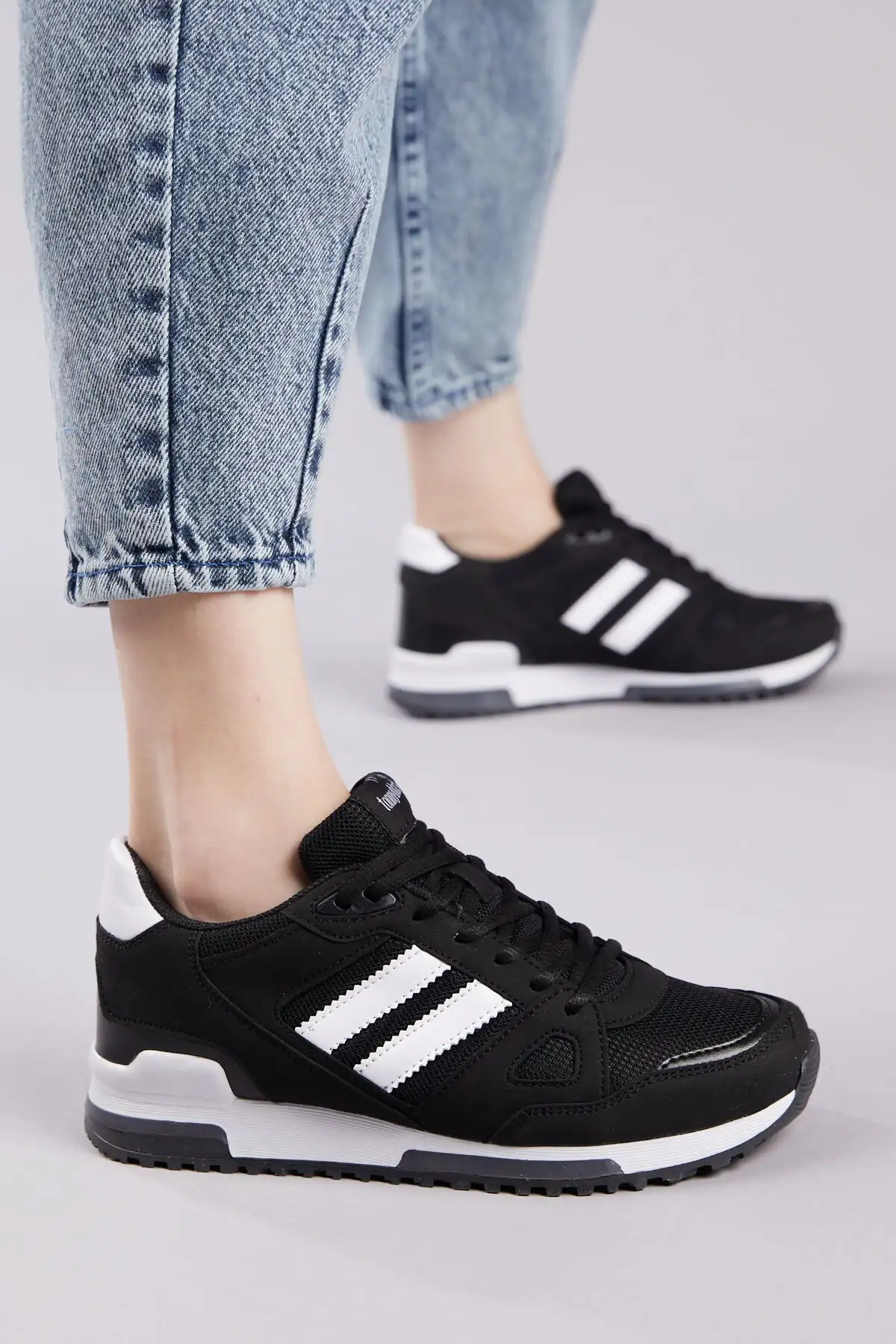 کفش ورزشی یونیسکس مشکی سفید Tb282 - 7 کفش ورزشی یونیسکس مشکی سفید Tb282 - 7