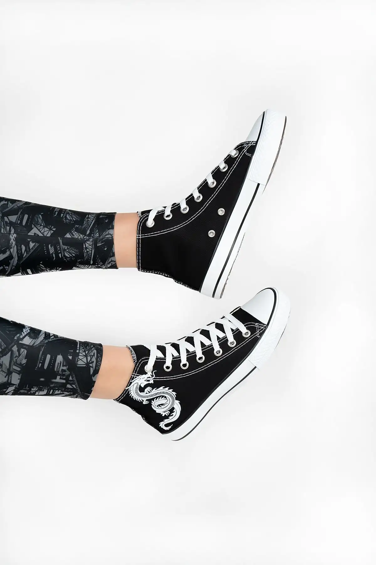 مدل کفش کتانی بلند اژدها چاپ سیاه و سفید - 34 مدل کفش کتانی بلند اژدها چاپ سیاه و سفید - 34