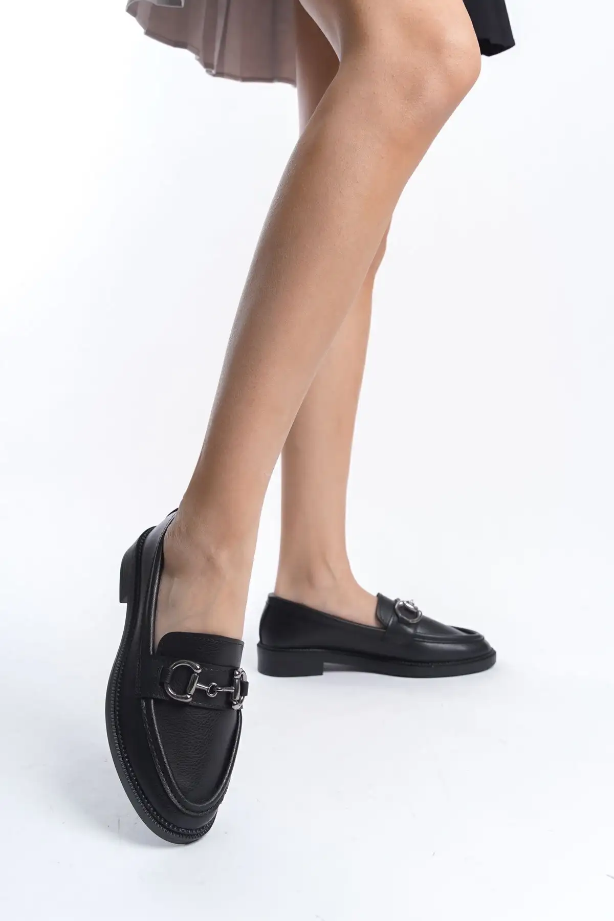 کفش راحتی زنانه موکاسین مشکی با سگک بزرگ - 1199 کفش راحتی زنانه موکاسین مشکی با سگک بزرگ - 1199