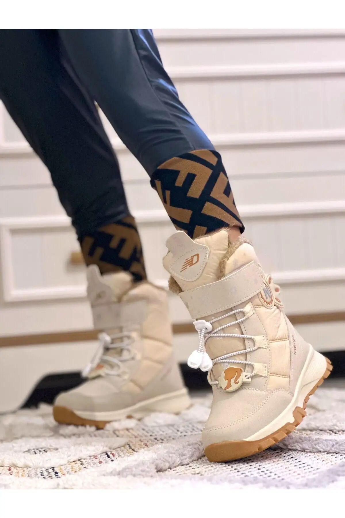 چکمه دخترانه خز بژ قهوه ای مایل به زرد داخل کفی بدون لغزش چکمه ارتوپدی بچه گانه برفی - 206 چکمه دخترانه خز بژ قهوه ای مایل به زرد داخل کفی بدون لغزش چکمه ارتوپدی بچه گانه برفی - 206