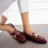 کفش زنانه کلارت قرمز لاک چرمی راحت گاه به گاه Calvanize Buckle Classic Loafer - 1219